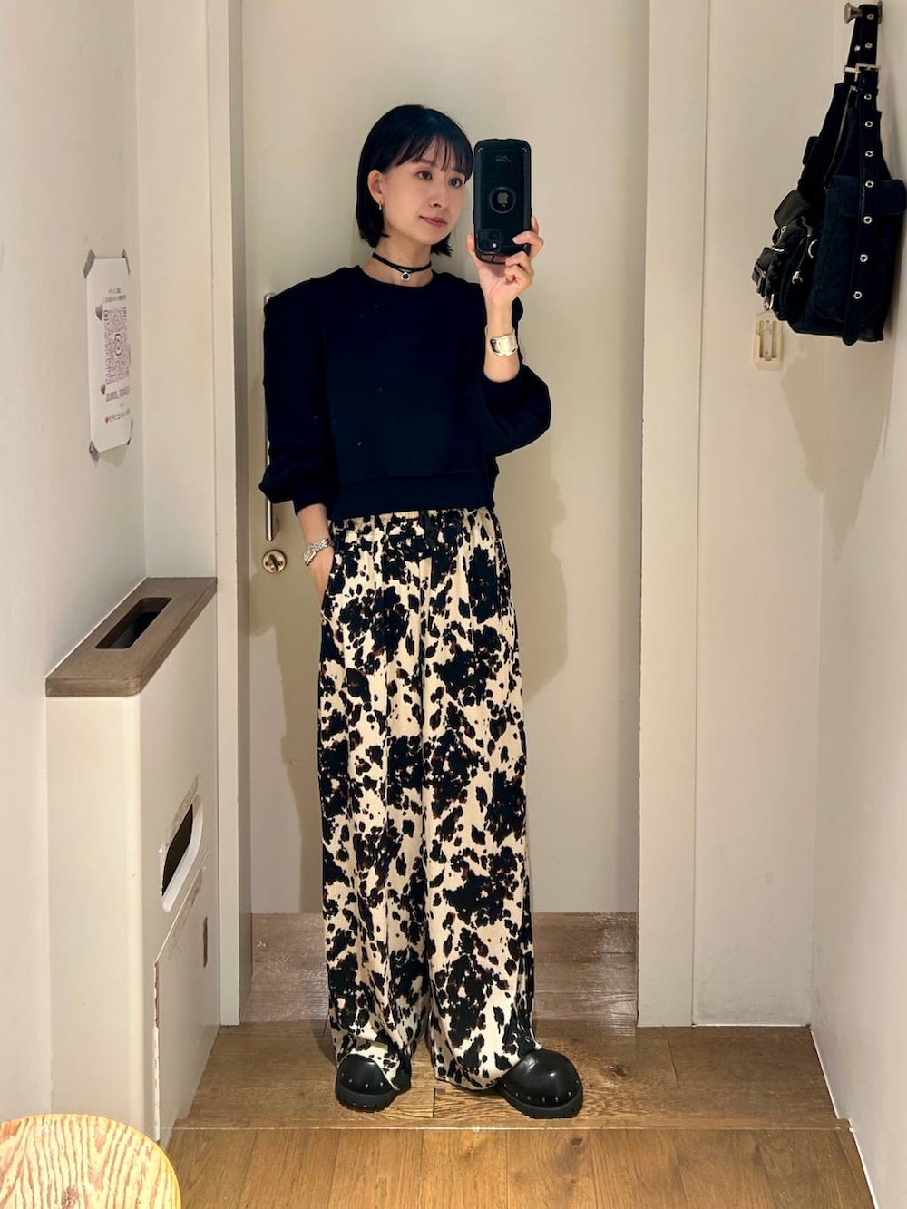 ブラック系のショルダーバッグ、ブラック系のサンダル、ベージュ系のその他パンツを着用したレディースの夏コーディネートの2枚目の写真