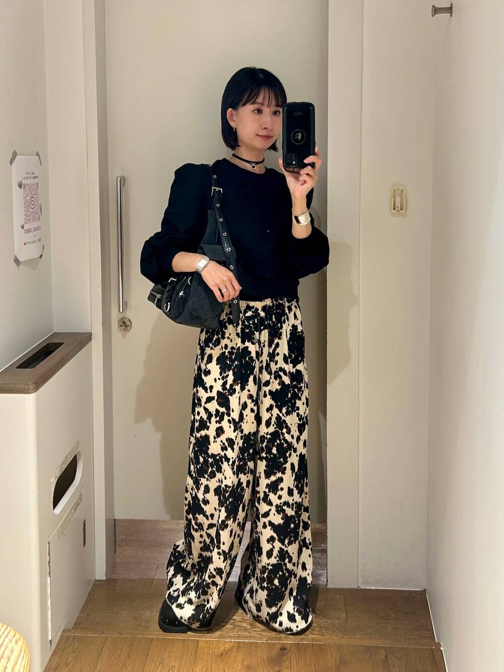 ブラック系のショルダーバッグ、ブラック系のサンダル、ベージュ系のその他パンツを着用したレディースの夏コーディネートの4枚目の写真