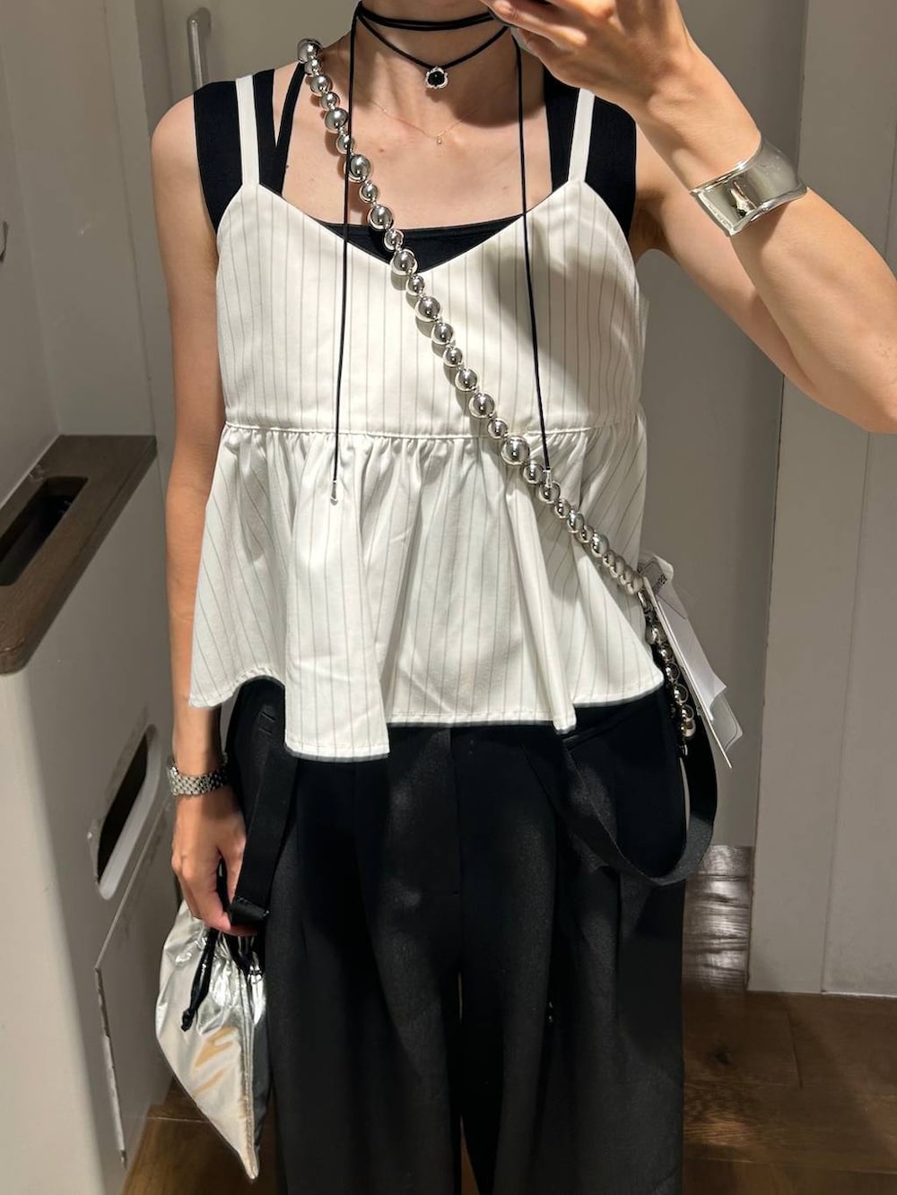 「ベーシック/シンプル、高見え、ワントーン、JEANASIS」｜「JEANASISのフェイクスエードパーツチョーカー/570660（チョーカー、ブラック系）」を使った、yuriseki0119さん（レディース・158cm）の夏コーディネートの3枚目の写真