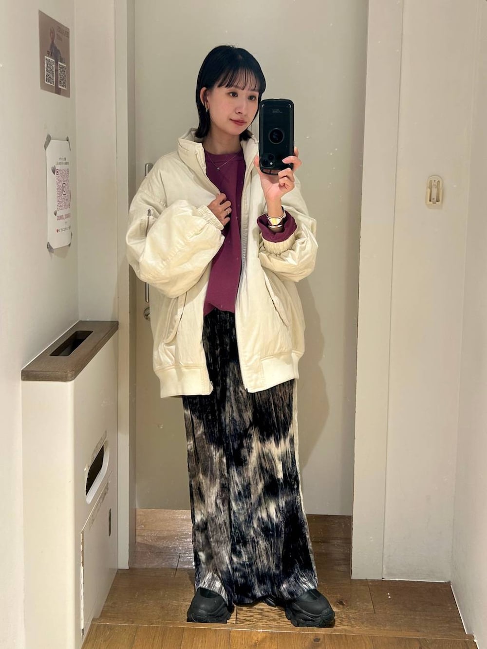 パープル系のニット/セーター、ブラック系のブーツ、グレー系のその他パンツを着用したレディースの秋コーディネートの3枚目の写真