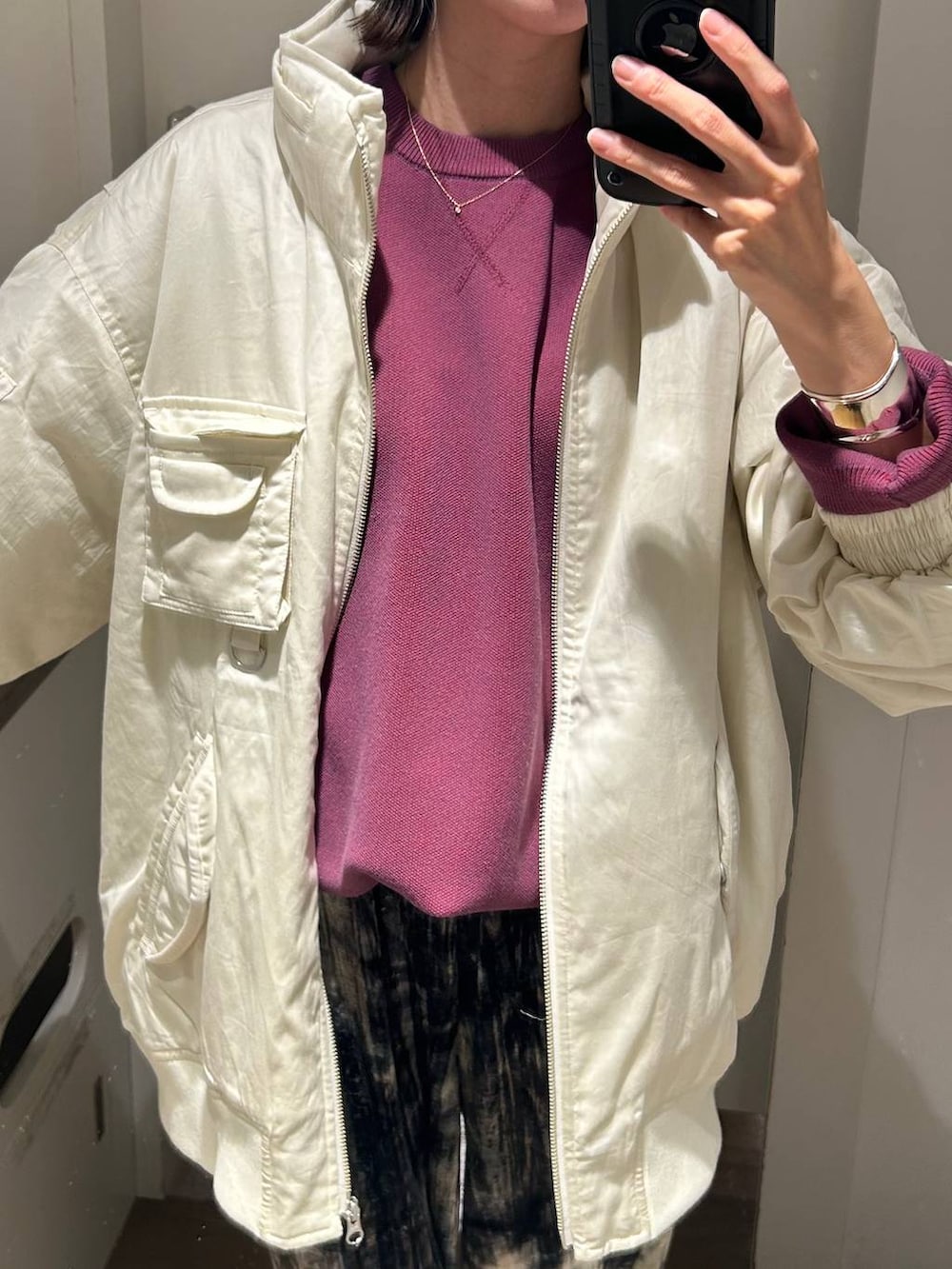 パープル系のニット/セーター、ブラック系のブーツ、グレー系のその他パンツを着用したレディースの秋コーディネートの4枚目の写真