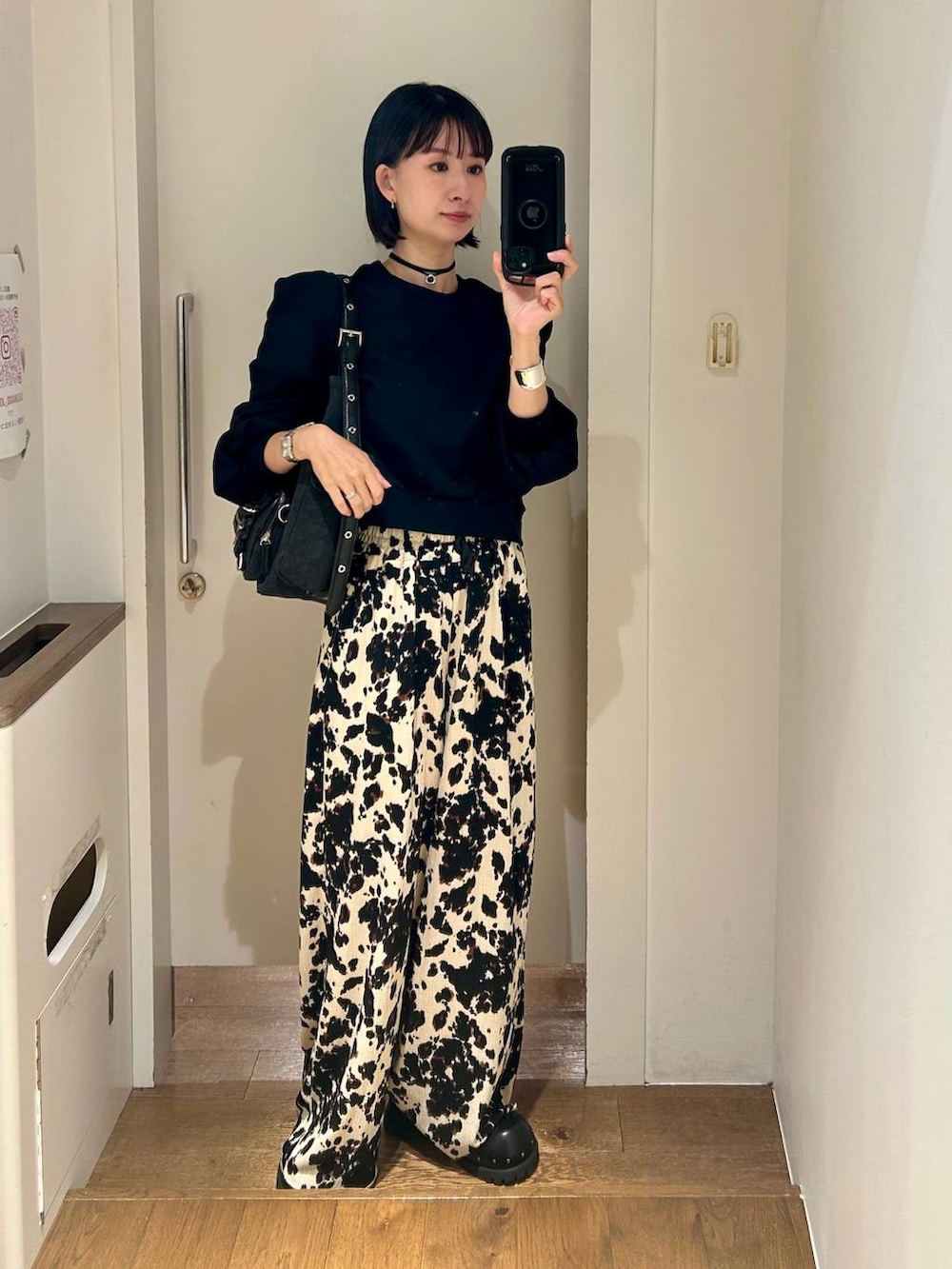 ブラック系のショルダーバッグ、ブラック系のサンダル、ベージュ系のその他パンツを着用したレディースの夏コーディネートの3枚目の写真