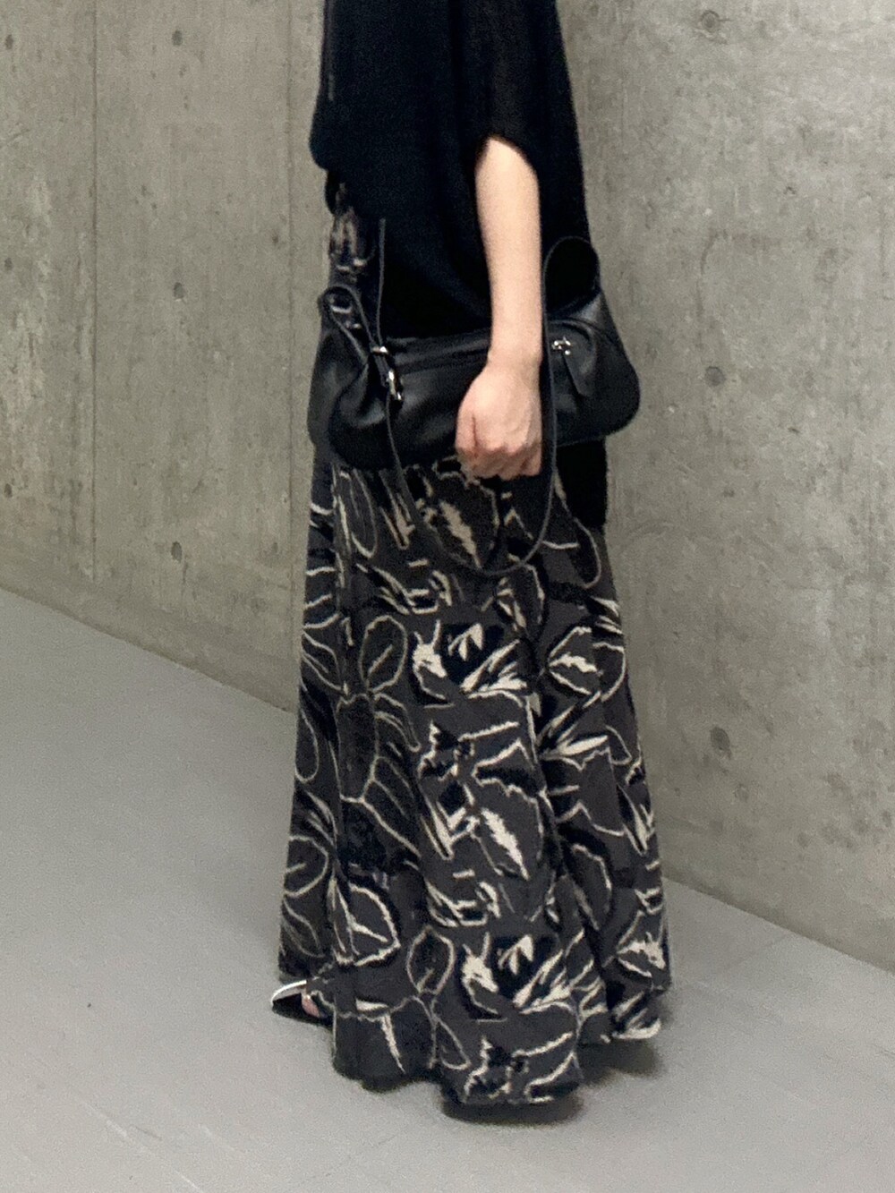 ブラック系のスカート、ブラック系のサンダル、ブラック系のハンドバッグを着用したレディースの夏コーディネートの8枚目の写真