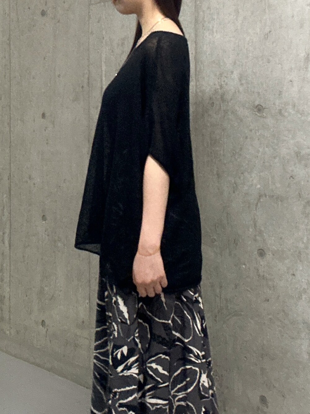 ブラック系のスカート、ブラック系のサンダル、ブラック系のハンドバッグを着用したレディースの夏コーディネートの5枚目の写真