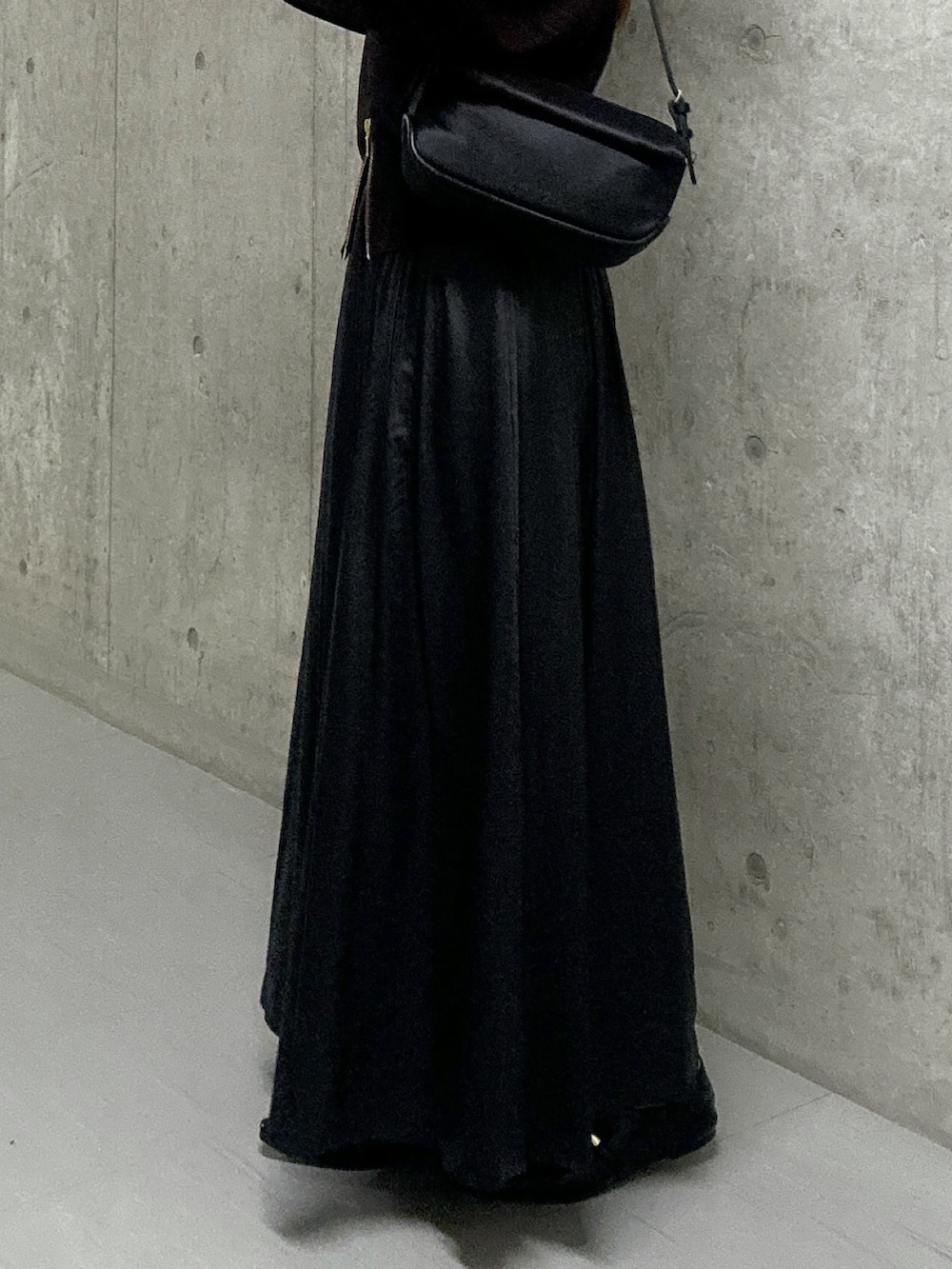 ブラウン系のカーディガン/ボレロ、ブラック系のキャミソール、ブラック系のスカートを着用したレディースの秋コーディネートの8枚目の写真