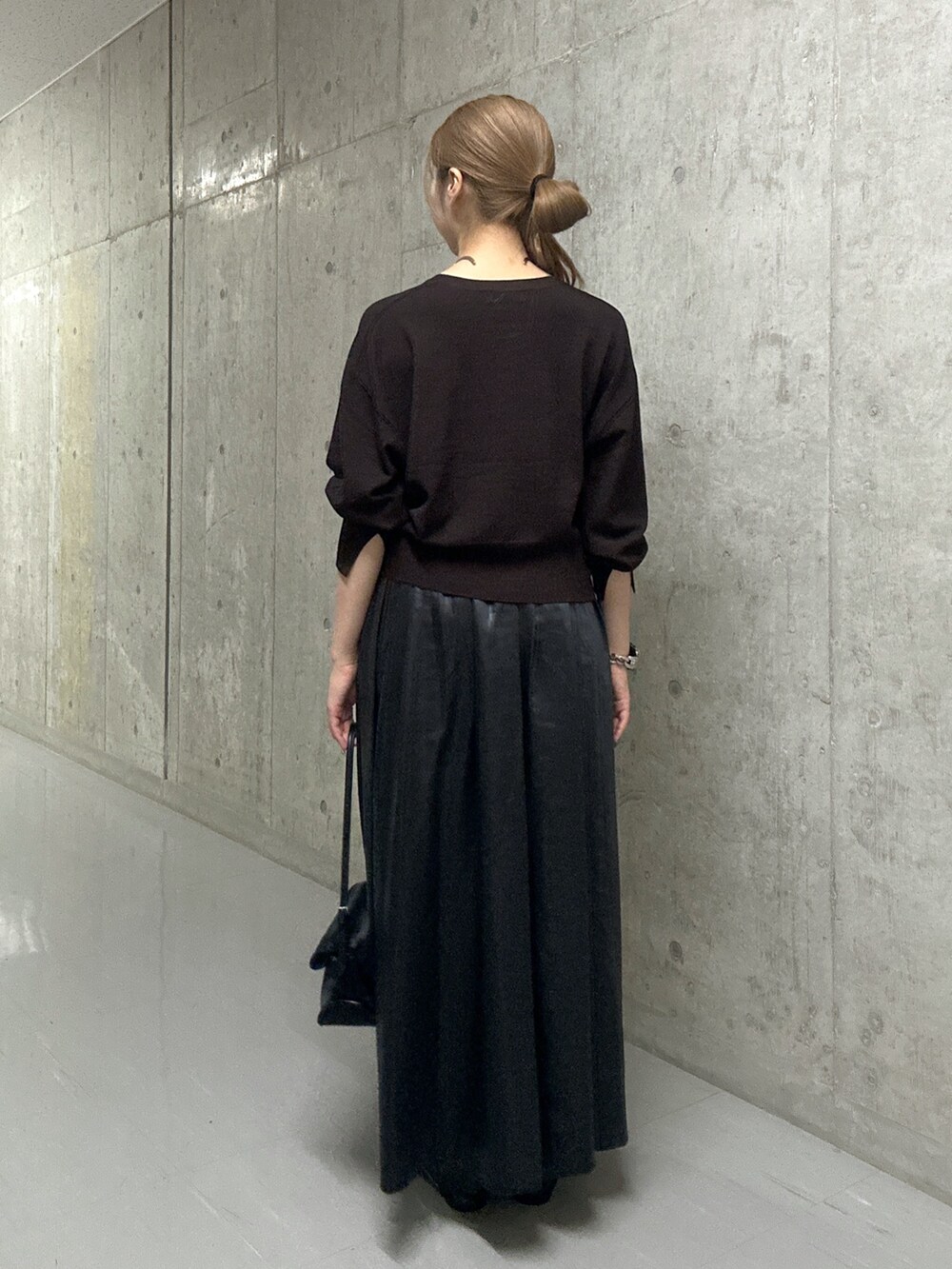 ブラウン系のカーディガン/ボレロ、ブラック系のキャミソール、ブラック系のスカートを着用したレディースの秋コーディネートの3枚目の写真