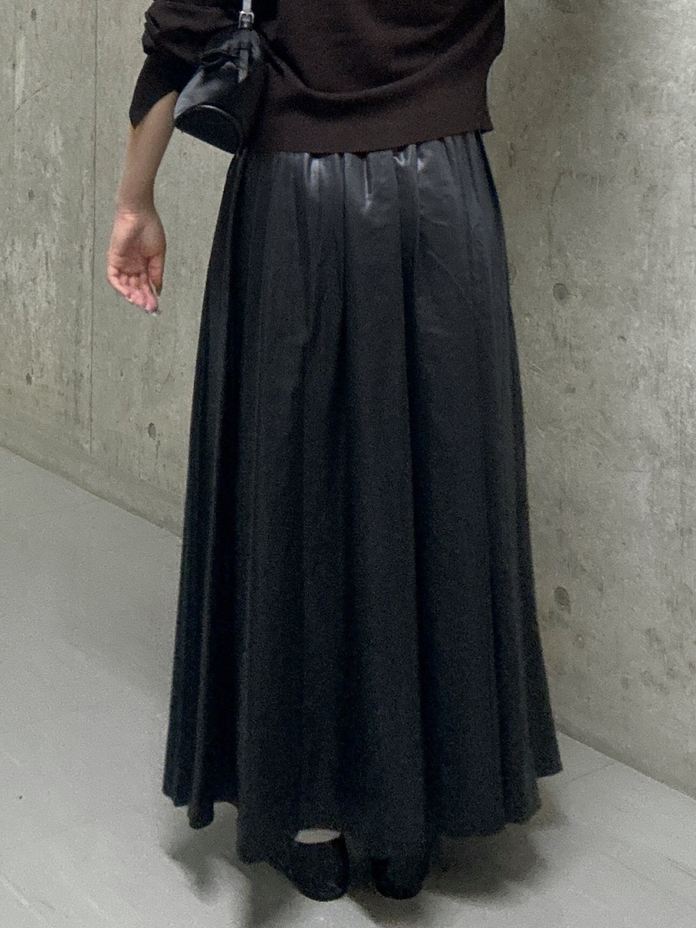 ブラウン系のカーディガン/ボレロ、ブラック系のキャミソール、ブラック系のスカートを着用したレディースの秋コーディネートの9枚目の写真