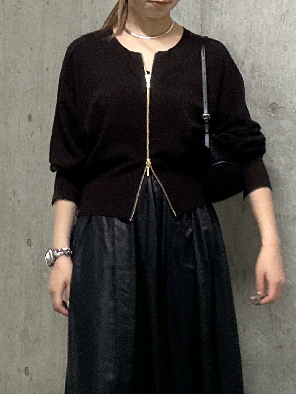 ブラウン系のカーディガン/ボレロ、ブラック系のキャミソール、ブラック系のスカートを着用したレディースの秋コーディネートの4枚目の写真