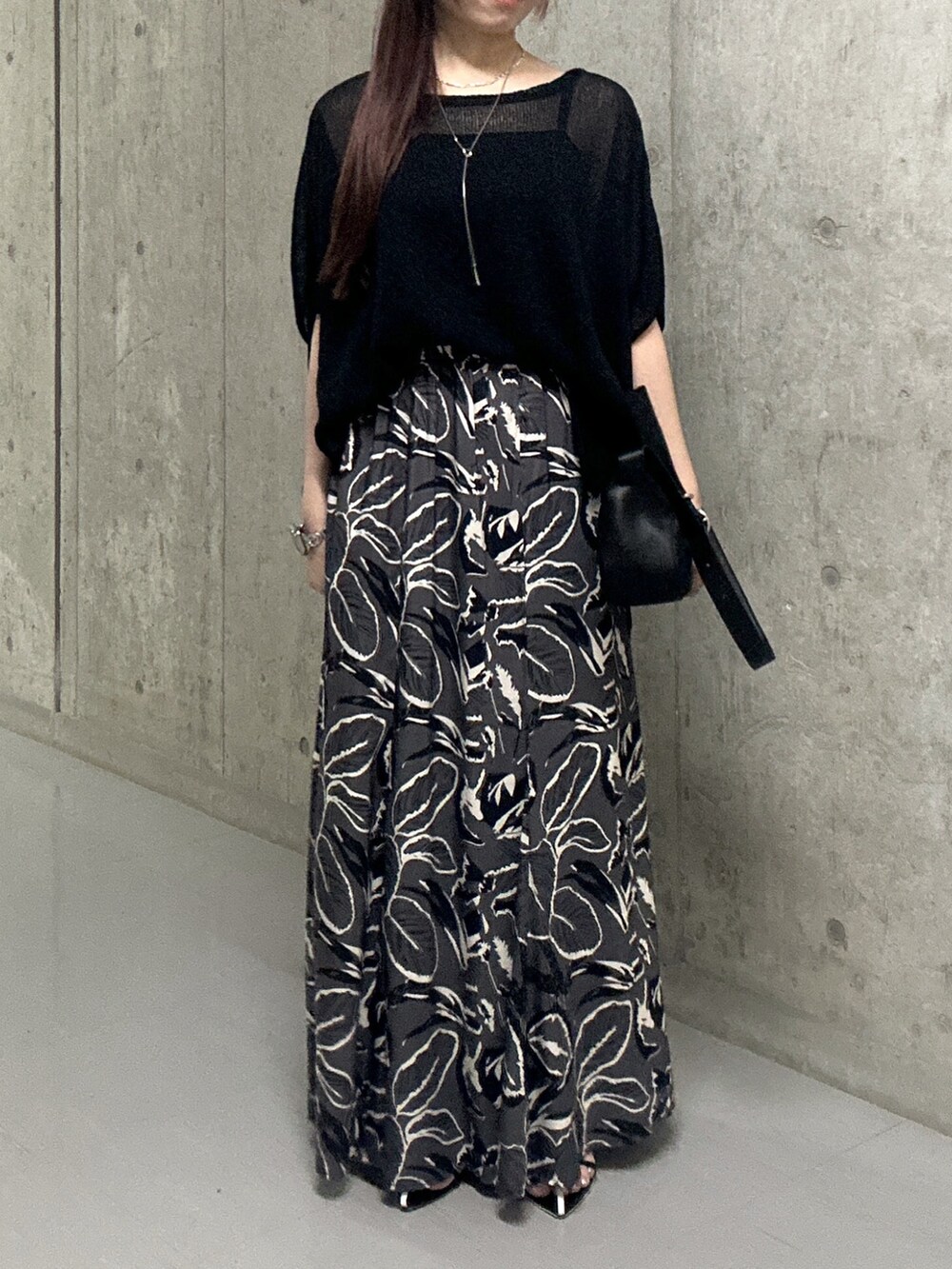 ブラック系のスカート、ブラック系のサンダル、ブラック系のハンドバッグを着用したレディースの夏コーディネートの10枚目の写真