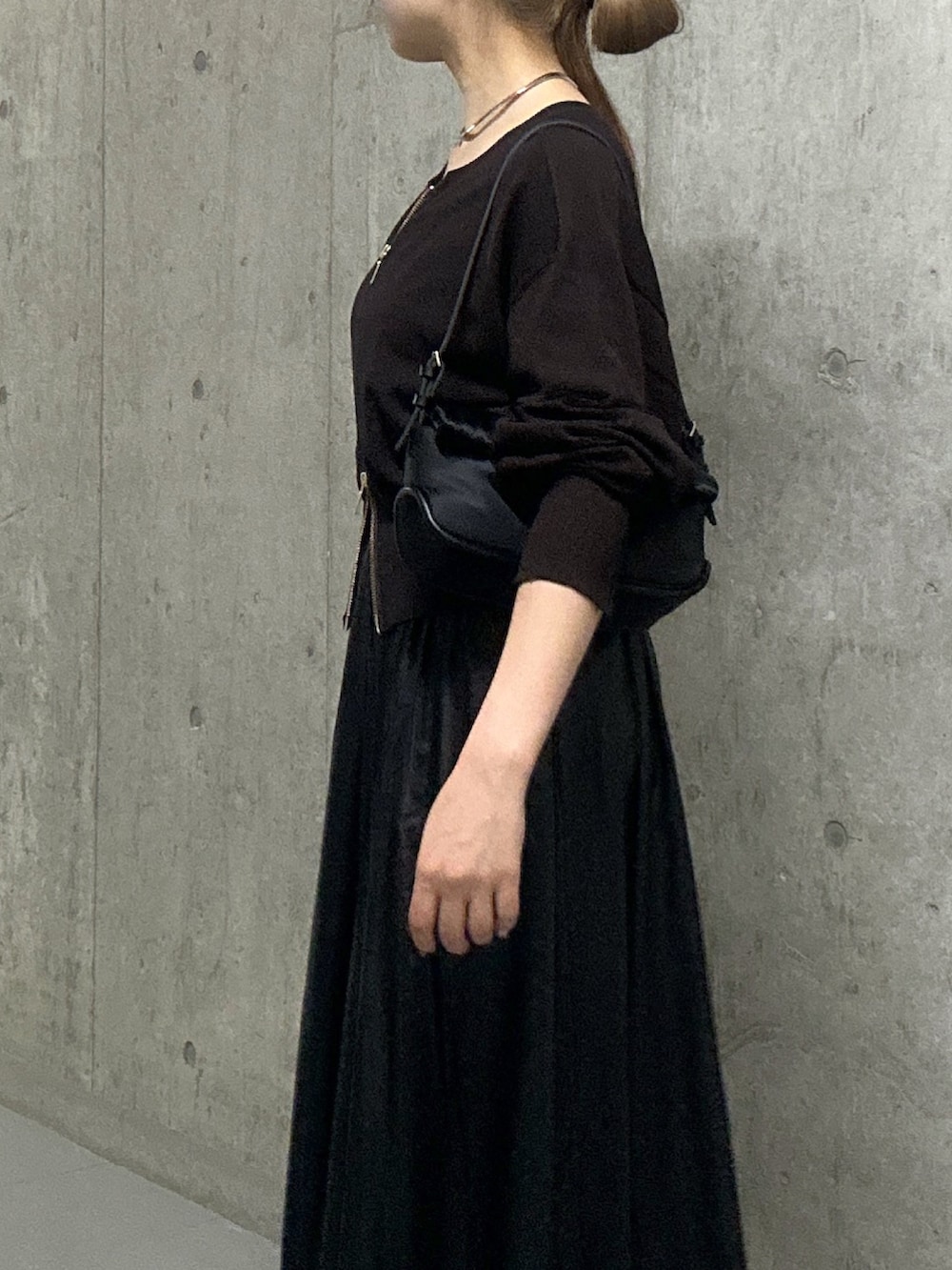 ブラウン系のカーディガン/ボレロ、ブラック系のキャミソール、ブラック系のスカートを着用したレディースの秋コーディネートの5枚目の写真