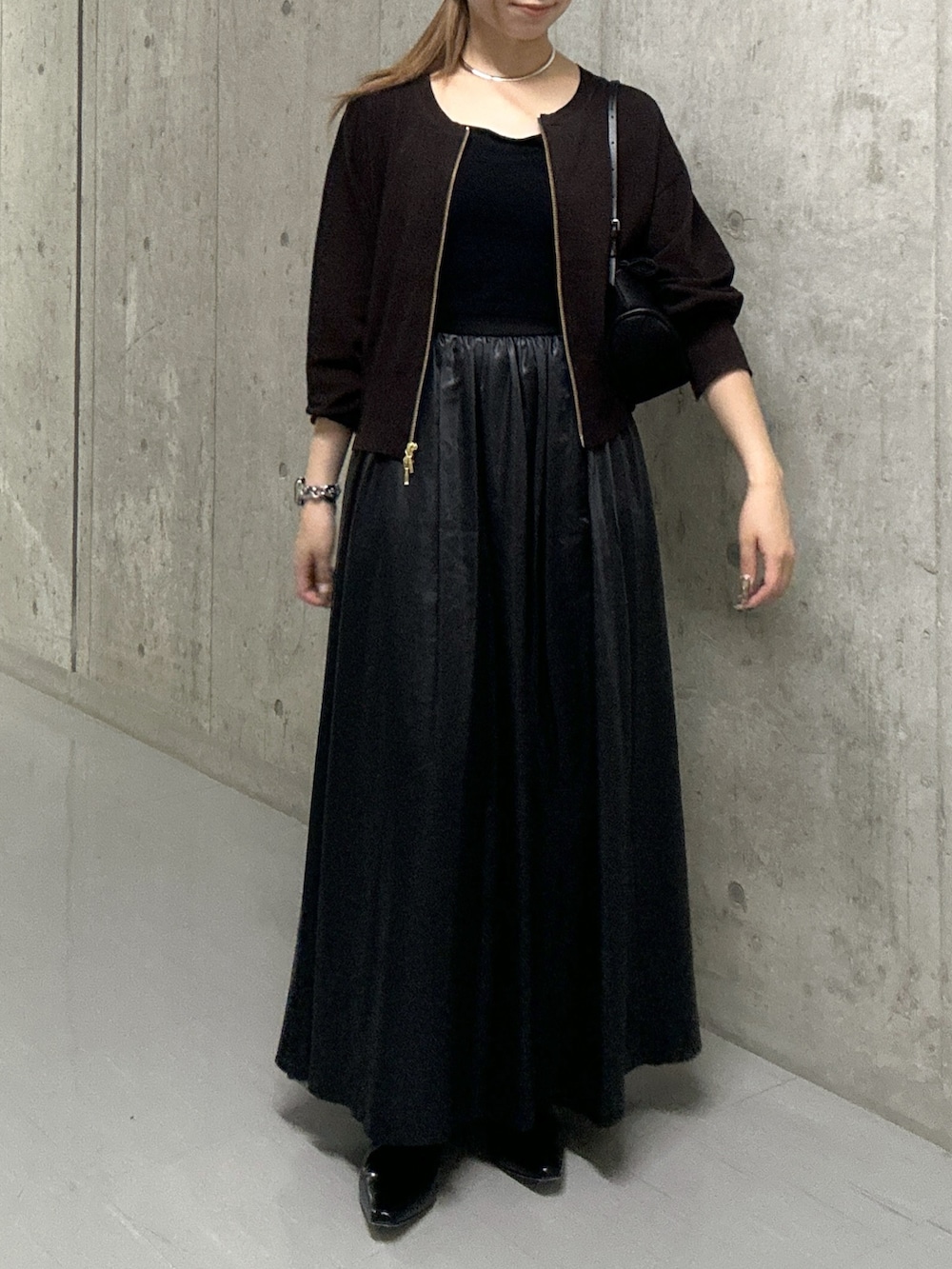 ブラウン系のカーディガン/ボレロ、ブラック系のキャミソール、ブラック系のスカートを着用したレディースの秋コーディネートの10枚目の写真