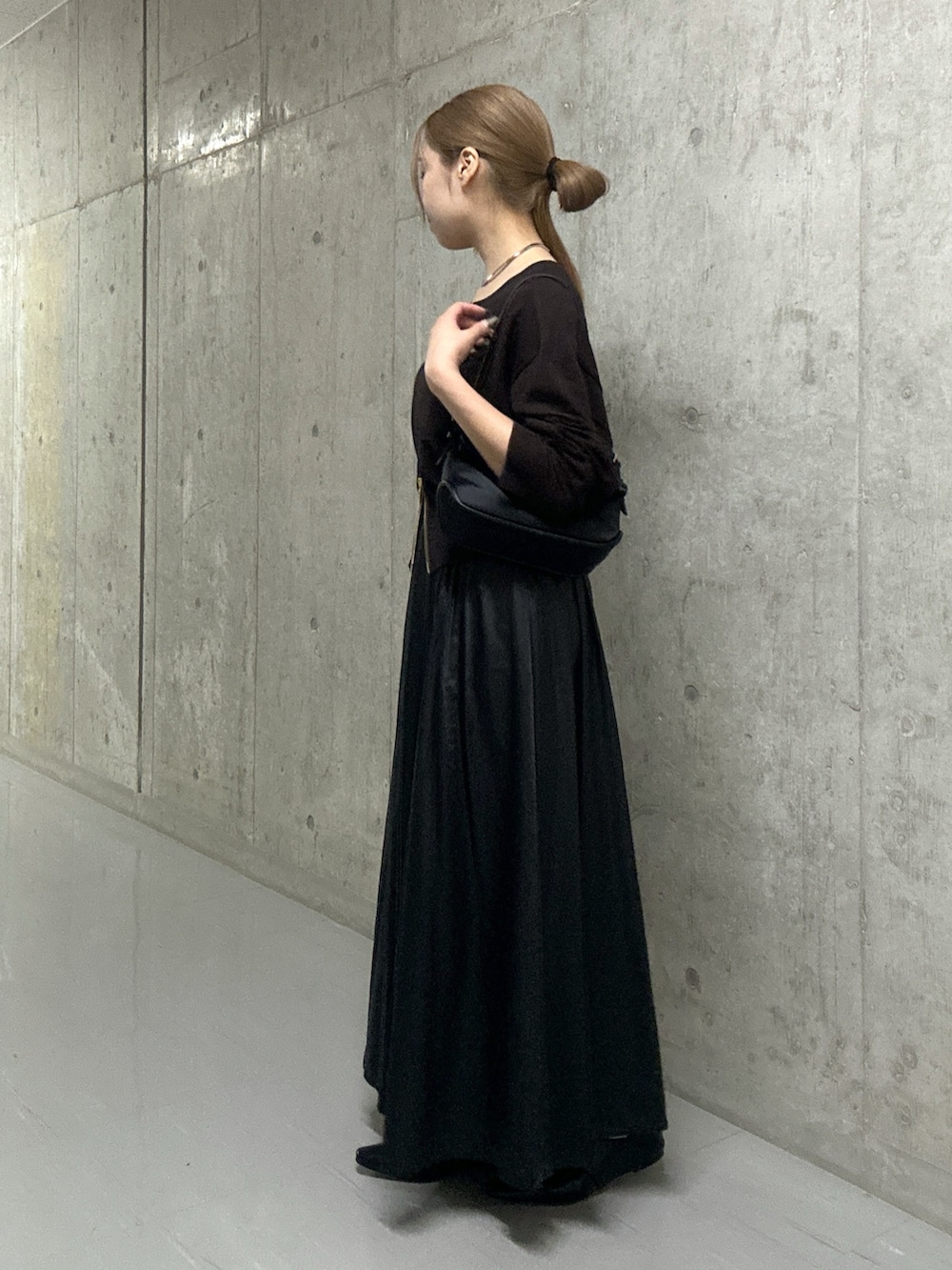 ブラウン系のカーディガン/ボレロ、ブラック系のキャミソール、ブラック系のスカートを着用したレディースの秋コーディネートの2枚目の写真