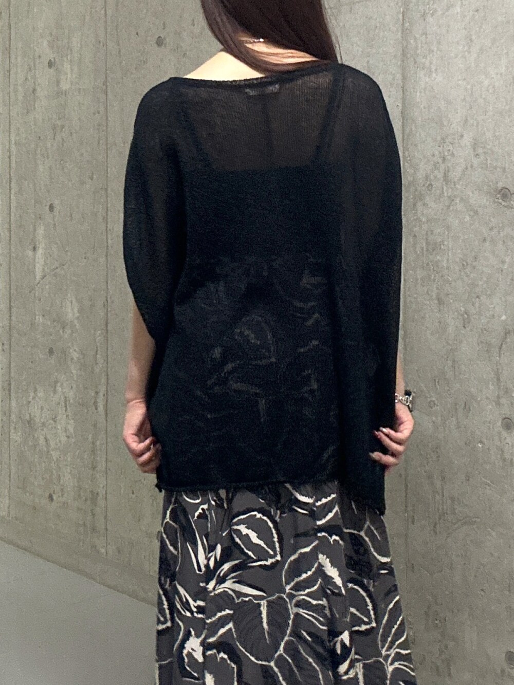 ブラック系のスカート、ブラック系のサンダル、ブラック系のハンドバッグを着用したレディースの夏コーディネートの6枚目の写真