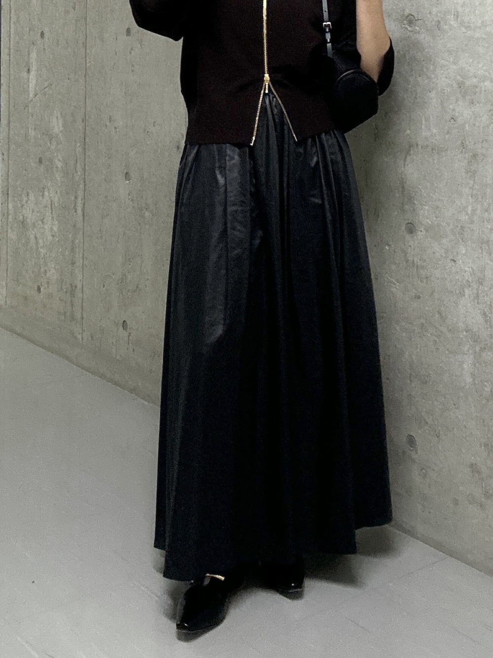 ブラウン系のカーディガン/ボレロ、ブラック系のキャミソール、ブラック系のスカートを着用したレディースの秋コーディネートの7枚目の写真