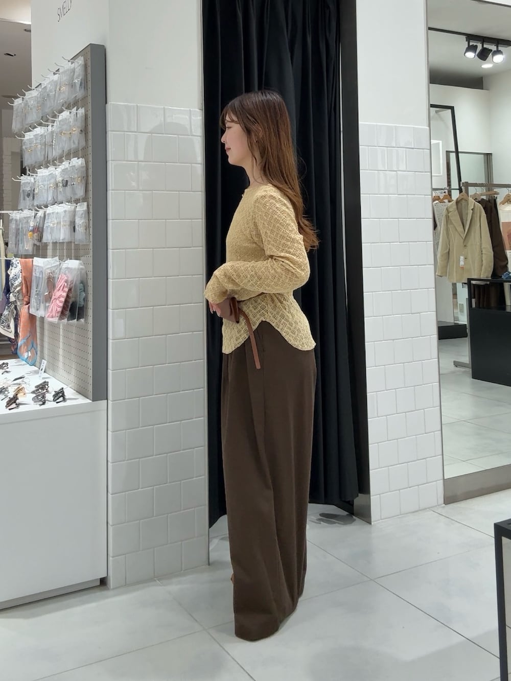 ベージュ系のTシャツ/カットソー、ブラウン系のその他パンツ、ブラウン系のサンダルを着用したレディースの春コーディネートの2枚目の写真