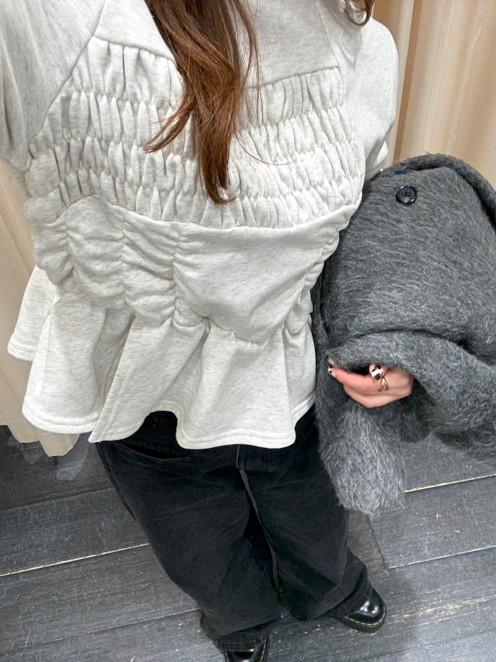 ベージュ系のTシャツ/カットソー、グレー系のその他アウター、ブラック系のデニムパンツを着用したレディースの冬コーディネートの5枚目の写真