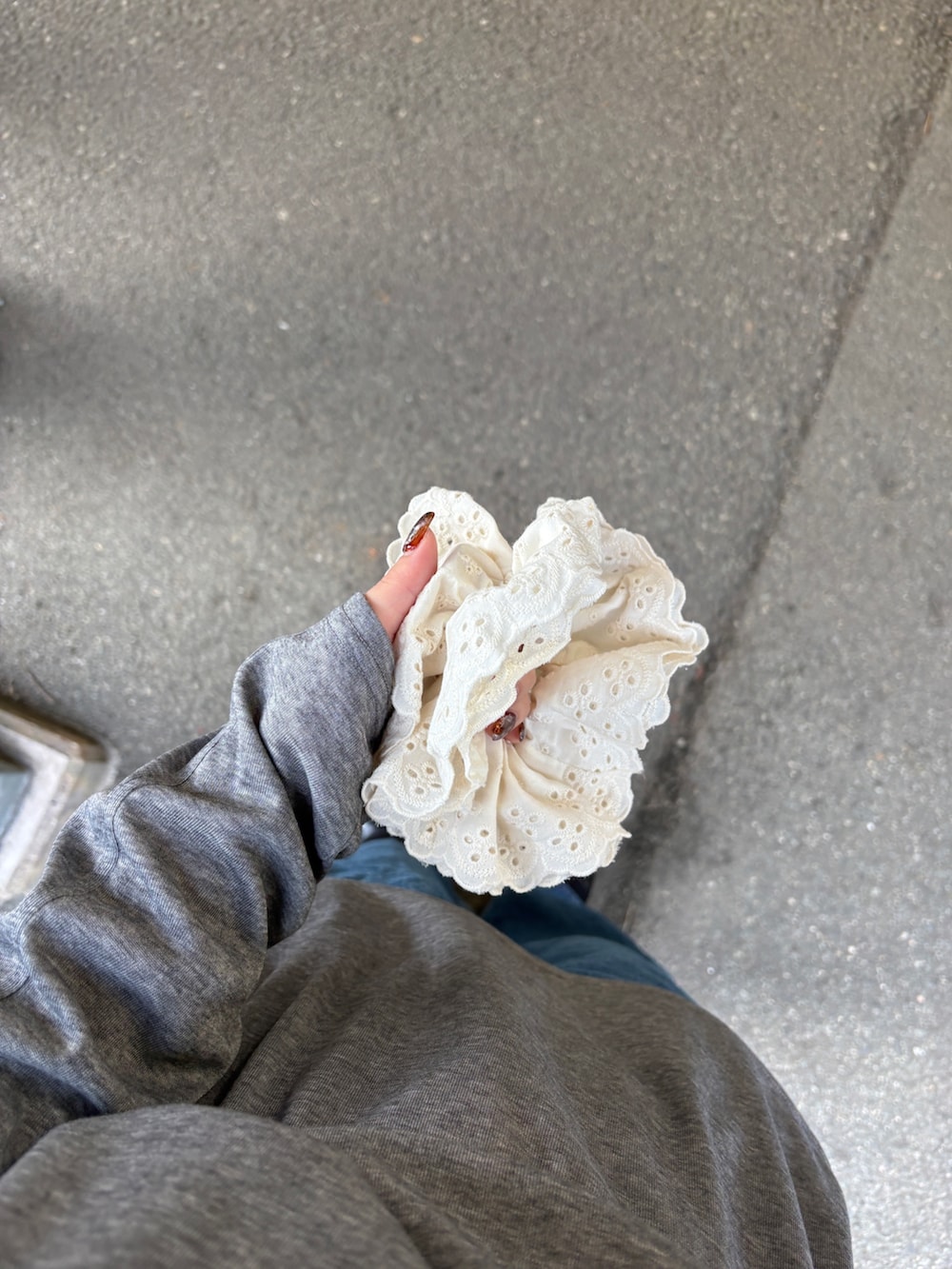 グレー系のTシャツ/カットソー、ブルー系のデニムパンツ、ホワイト系のヘアゴムを着用したレディースの春コーディネートの4枚目の写真