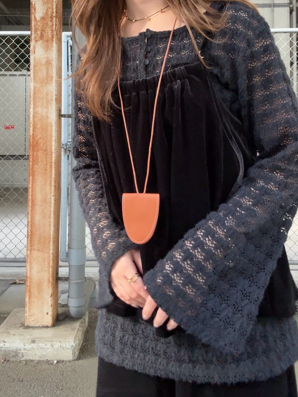 ブラック系のTシャツ/カットソー、ブラック系のキャミソール、ブラック系のその他パンツを着用したレディースの秋コーディネートの4枚目の写真