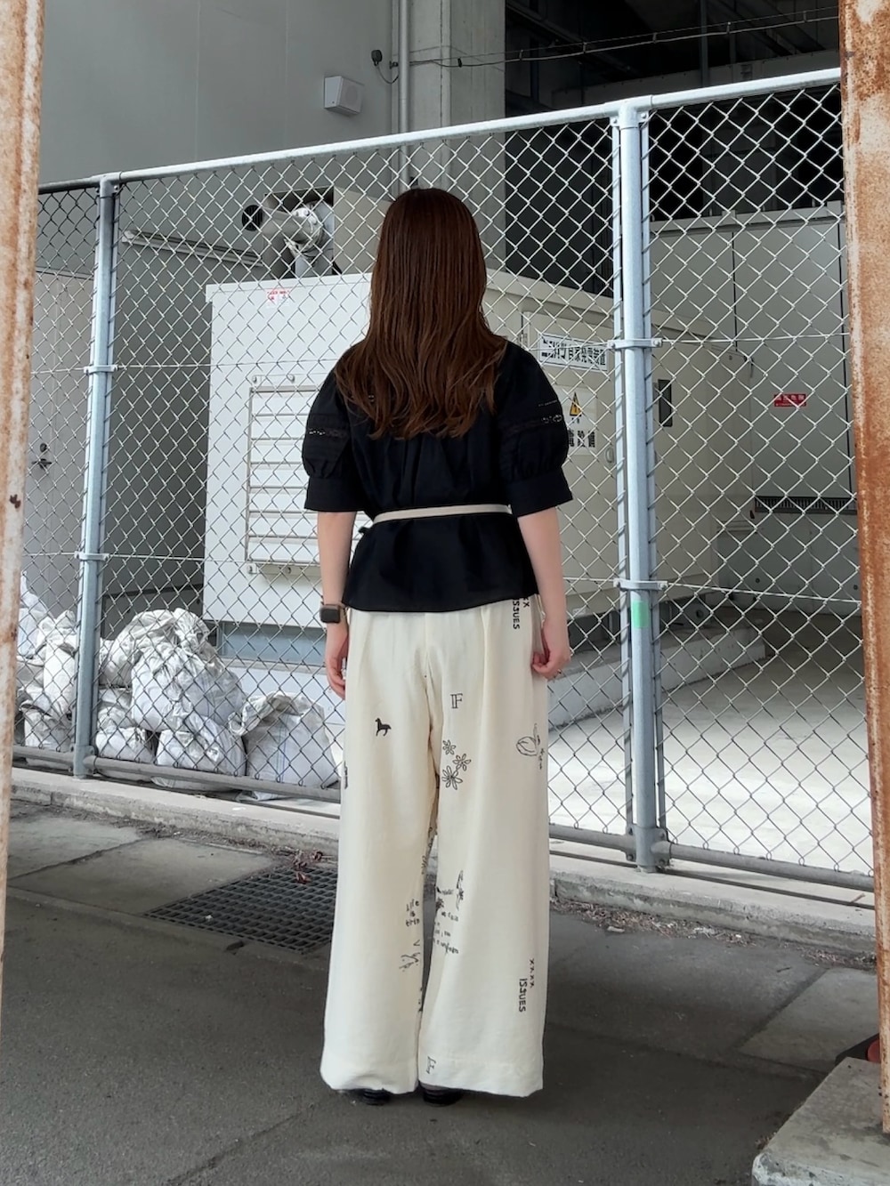 ブラック系のシャツ/ブラウス、ホワイト系のその他パンツ、グレー系のベルトを着用したレディースの春コーディネートの3枚目の写真