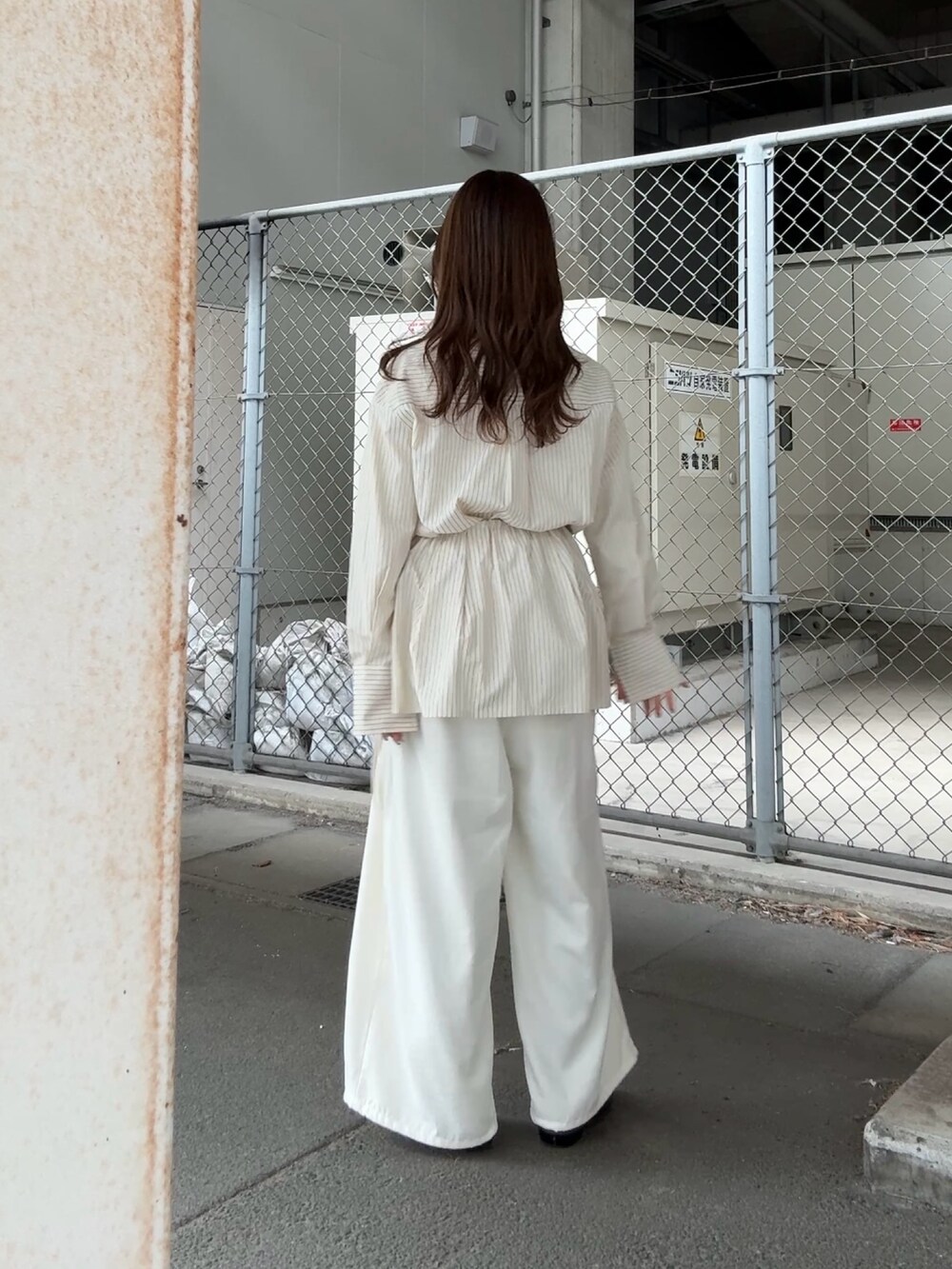 ホワイト系のシャツ/ブラウス、ホワイト系のその他パンツを着用したレディースの冬コーディネートの3枚目の写真