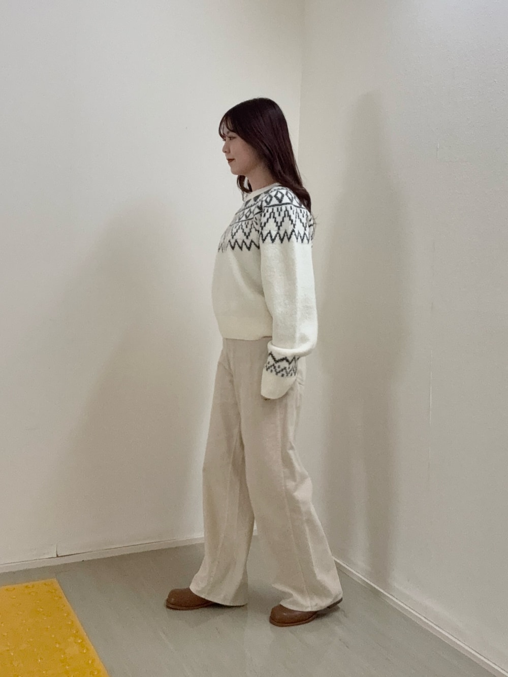 ホワイト系のニット/セーター、ホワイト系のその他パンツ、ブラウン系のブーツを着用したレディースの冬コーディネートの3枚目の写真