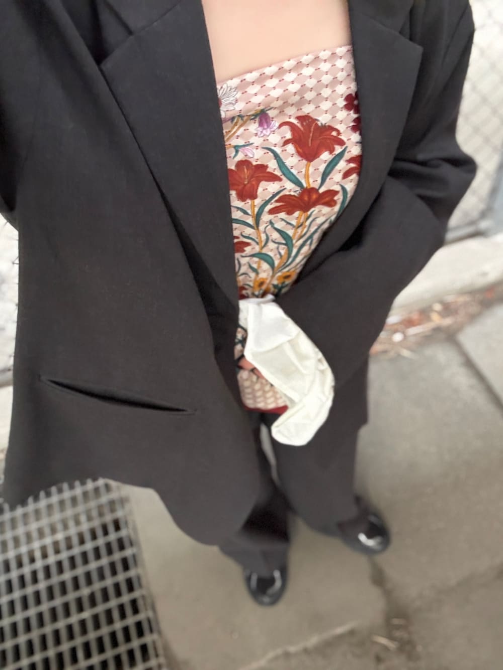 グレー系のその他アウター、グレー系のその他パンツ、レッド系のバンダナ/スカーフを着用したレディースの冬コーディネートの4枚目の写真