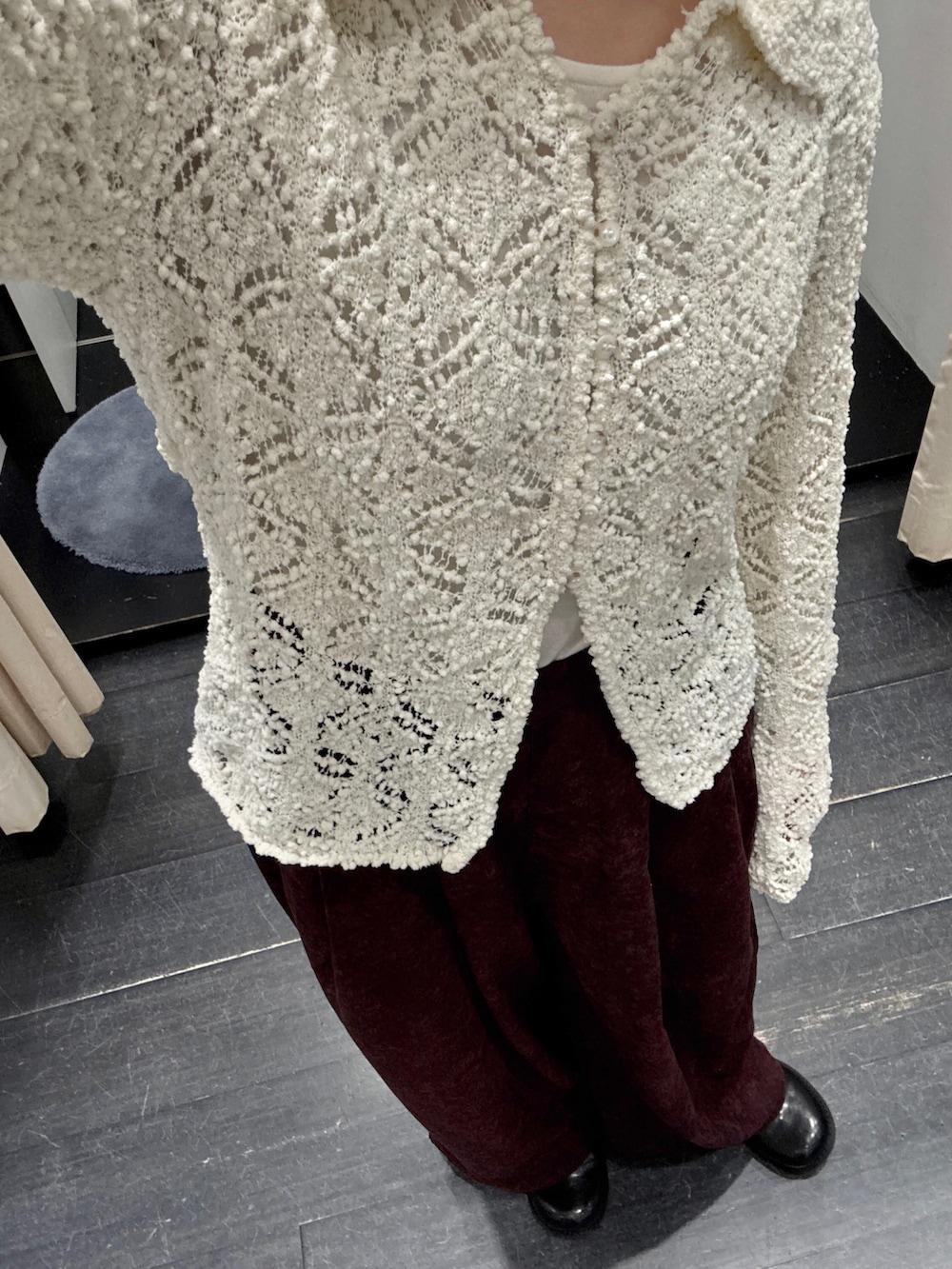 ホワイト系のニット/セーター、ホワイト系のTシャツ/カットソー、レッド系のその他パンツを着用したレディースの冬コーディネートの3枚目の写真