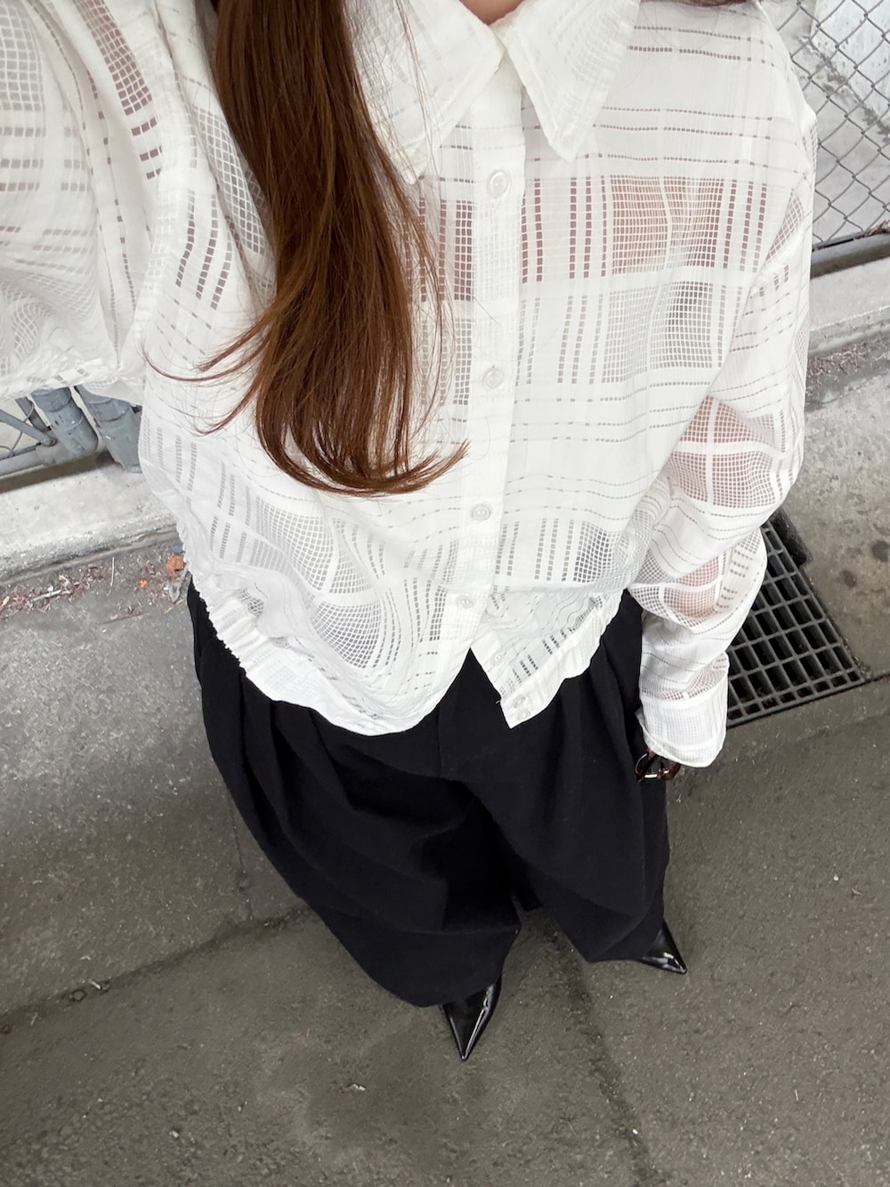 ホワイト系のシャツ/ブラウス、ブラック系のその他パンツ、ブラウン系のメガネを着用したレディースの春コーディネートの4枚目の写真