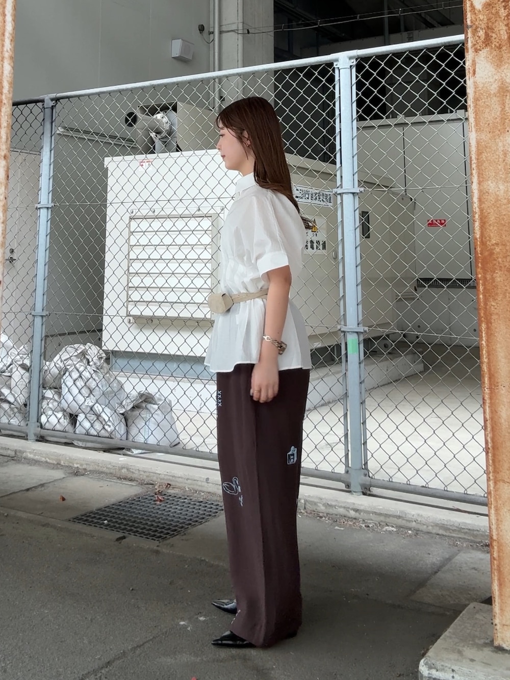 ホワイト系のシャツ/ブラウス、ブラウン系のその他パンツ、グレー系のベルトを着用したレディースの春コーディネートの2枚目の写真