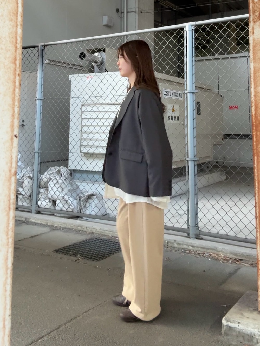 グレー系のその他アウター、ホワイト系のTシャツ/カットソーを着用したレディースの冬コーディネートの3枚目の写真