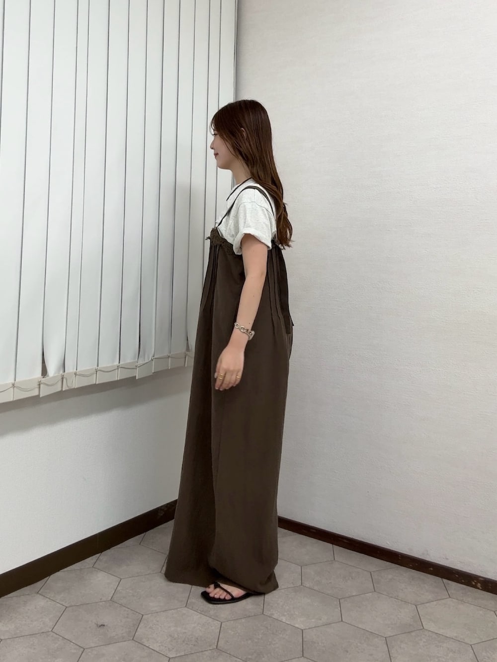 ブラウン系のその他パンツ、ベージュ系のTシャツ/カットソー、ブラウン系のネックレスを着用したレディースの夏コーディネートの2枚目の写真