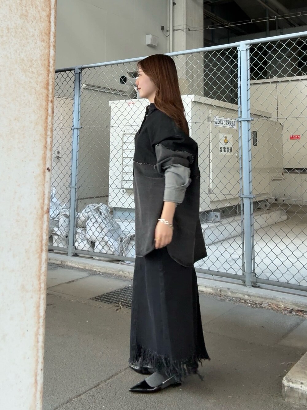 グレー系のシャツ/ブラウス、ブラック系のスカートを着用したレディースの冬コーディネートの2枚目の写真