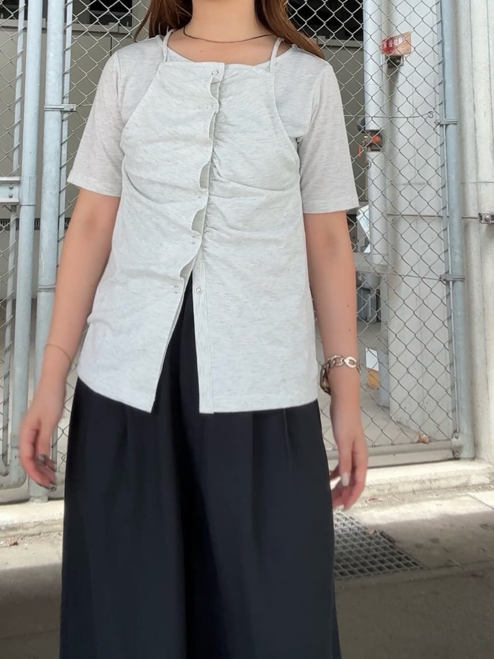 ベージュ系のTシャツ/カットソー、ブルー系のその他パンツを着用したレディースの夏コーディネートの4枚目の写真
