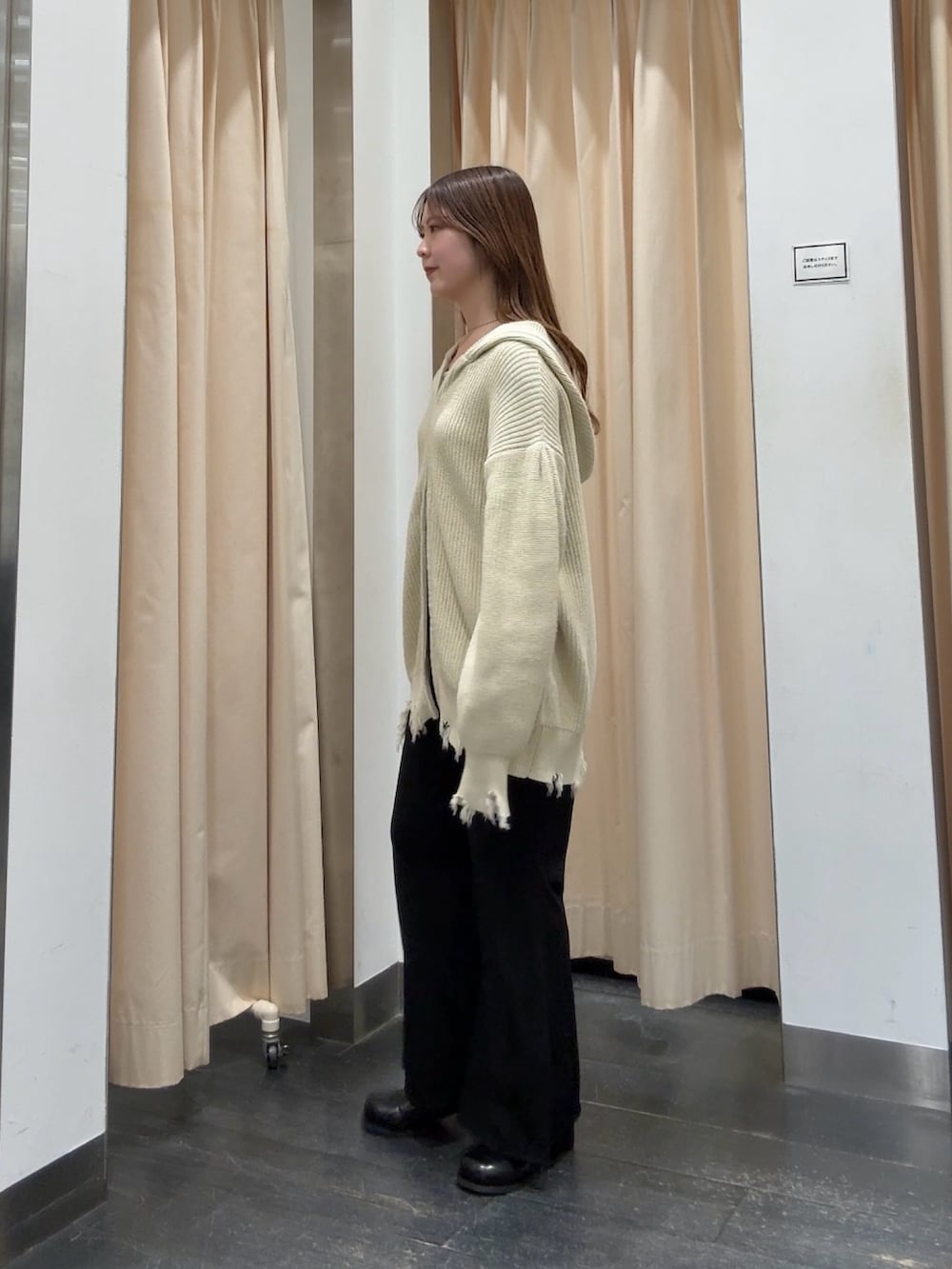 ブラック系のその他パンツ、ブラック系のサンダルを着用したレディースの春コーディネートの2枚目の写真