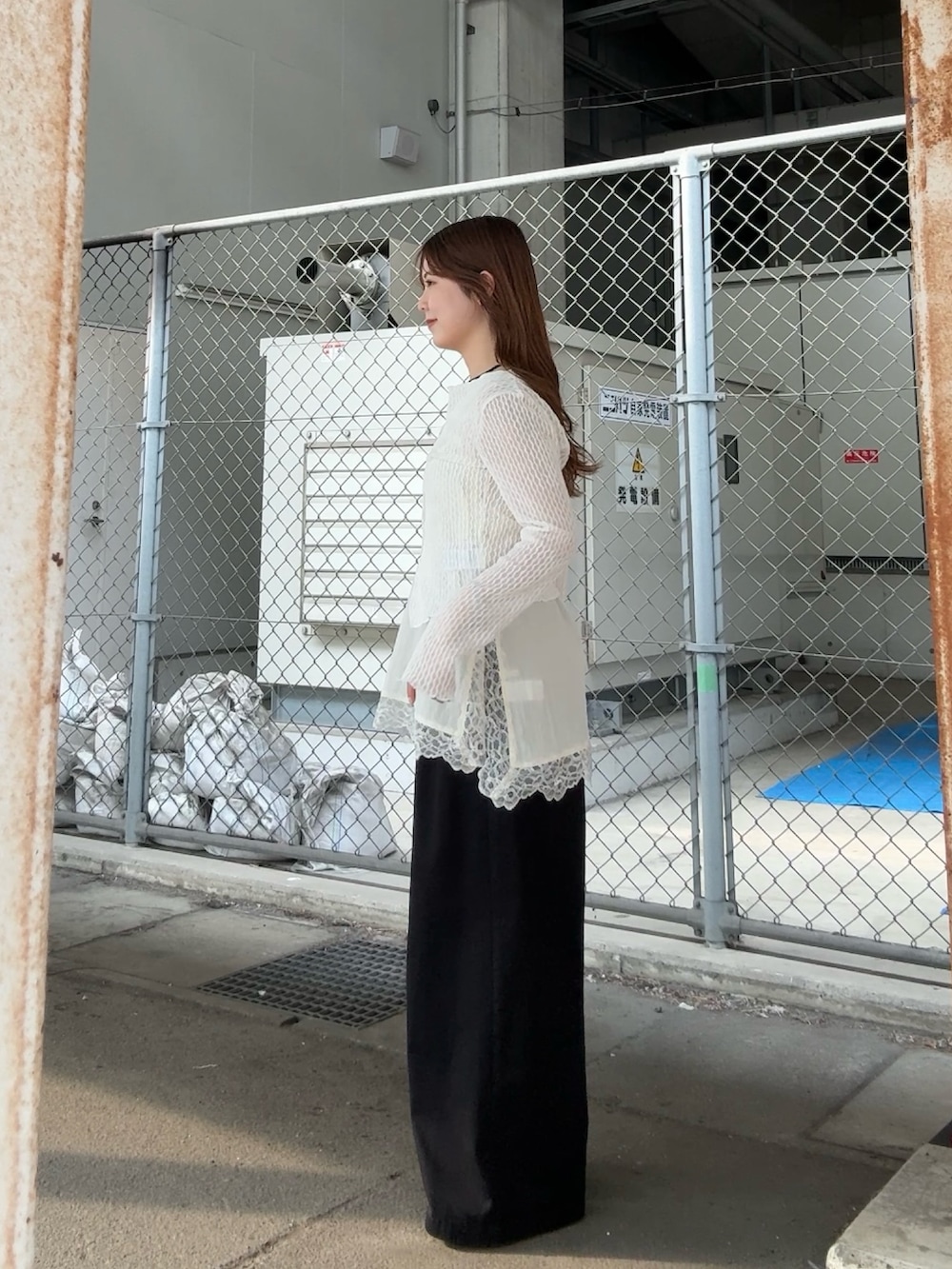 ホワイト系のTシャツ/カットソー、ホワイト系のキャミソール、ブラック系のその他パンツを着用したレディースの春コーディネートの2枚目の写真