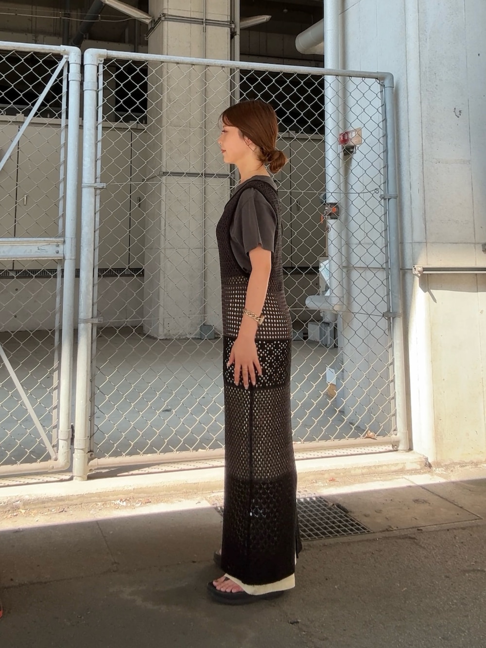 グレー系のTシャツ/カットソー、グレー系のワンピース、イエロー系のその他パンツを着用したレディースの夏コーディネートの2枚目の写真