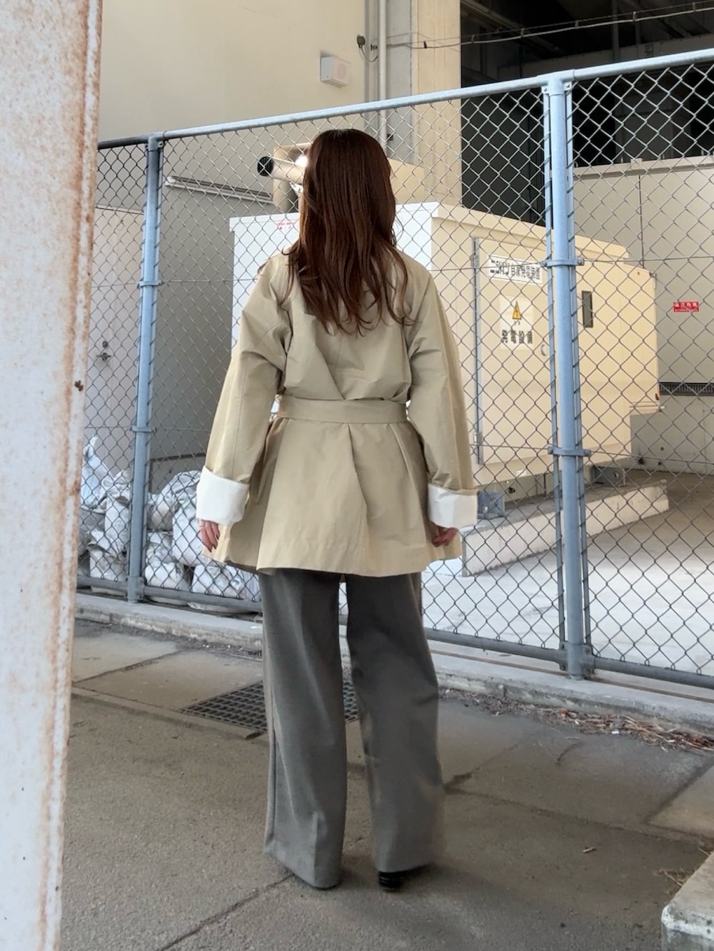 ブラウン系のTシャツ/カットソー、グレー系のその他パンツ、ベージュ系のその他アウターを着用したレディースの春コーディネートの4枚目の写真