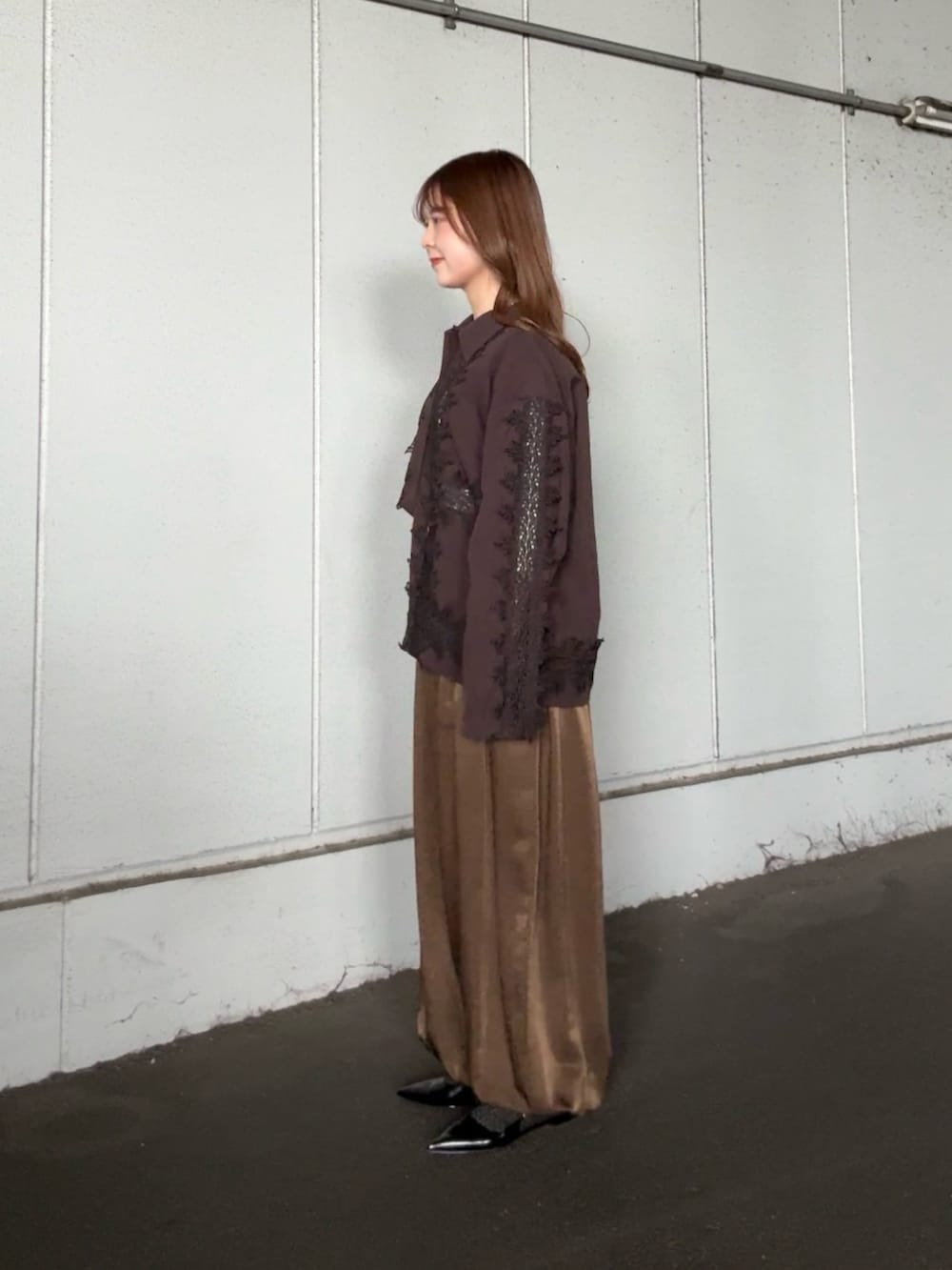 ブラウン系のシャツ/ブラウス、グリーン系のその他パンツを着用したレディースの冬コーディネートの2枚目の写真