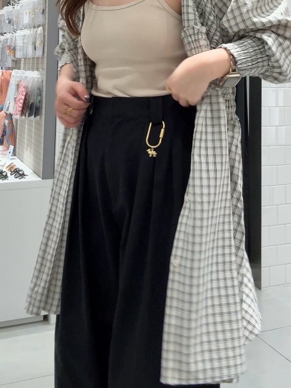 ベージュ系のワンピース、ブラック系のその他パンツ、ブラック系のその他シューズを着用したレディースの春コーディネートの4枚目の写真