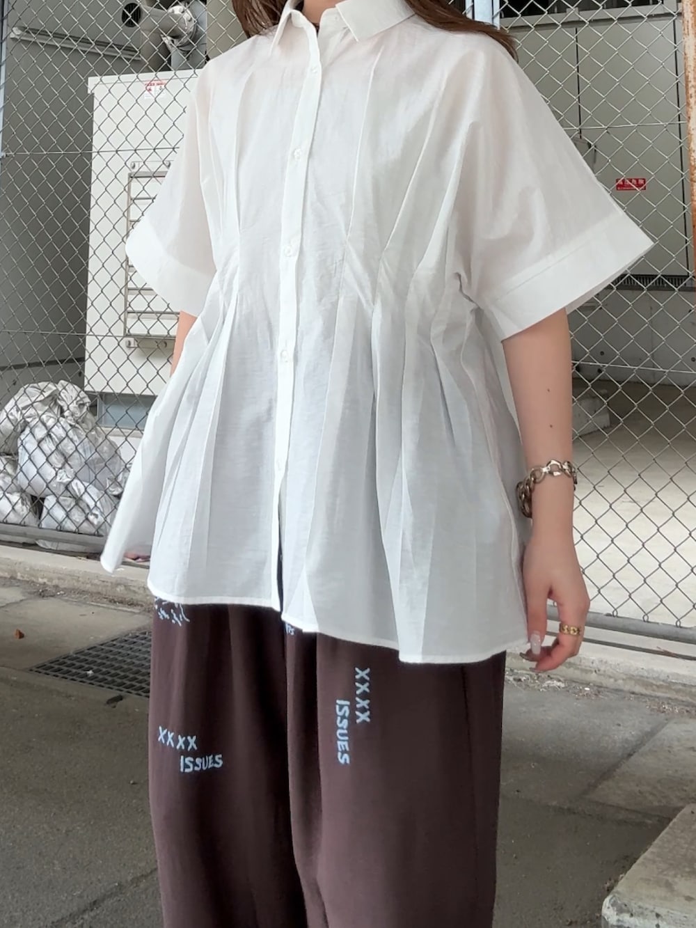 ホワイト系のシャツ/ブラウス、ブラウン系のその他パンツ、グレー系のベルトを着用したレディースの春コーディネートの4枚目の写真