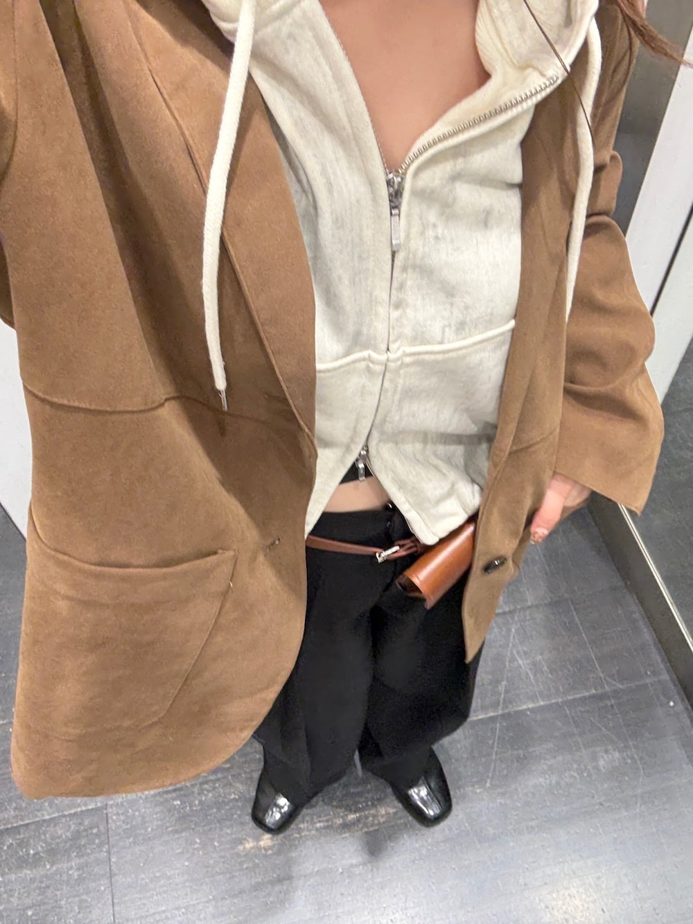 イエロー系のその他アウター、ホワイト系のパーカー、ブラック系のその他パンツを着用したレディースの秋コーディネートの3枚目の写真