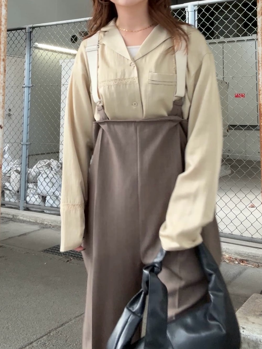 ベージュ系のシャツ/ブラウス、ブラウン系のその他パンツ、ブラック系のショルダーバッグを着用したレディースの冬コーディネートの4枚目の写真