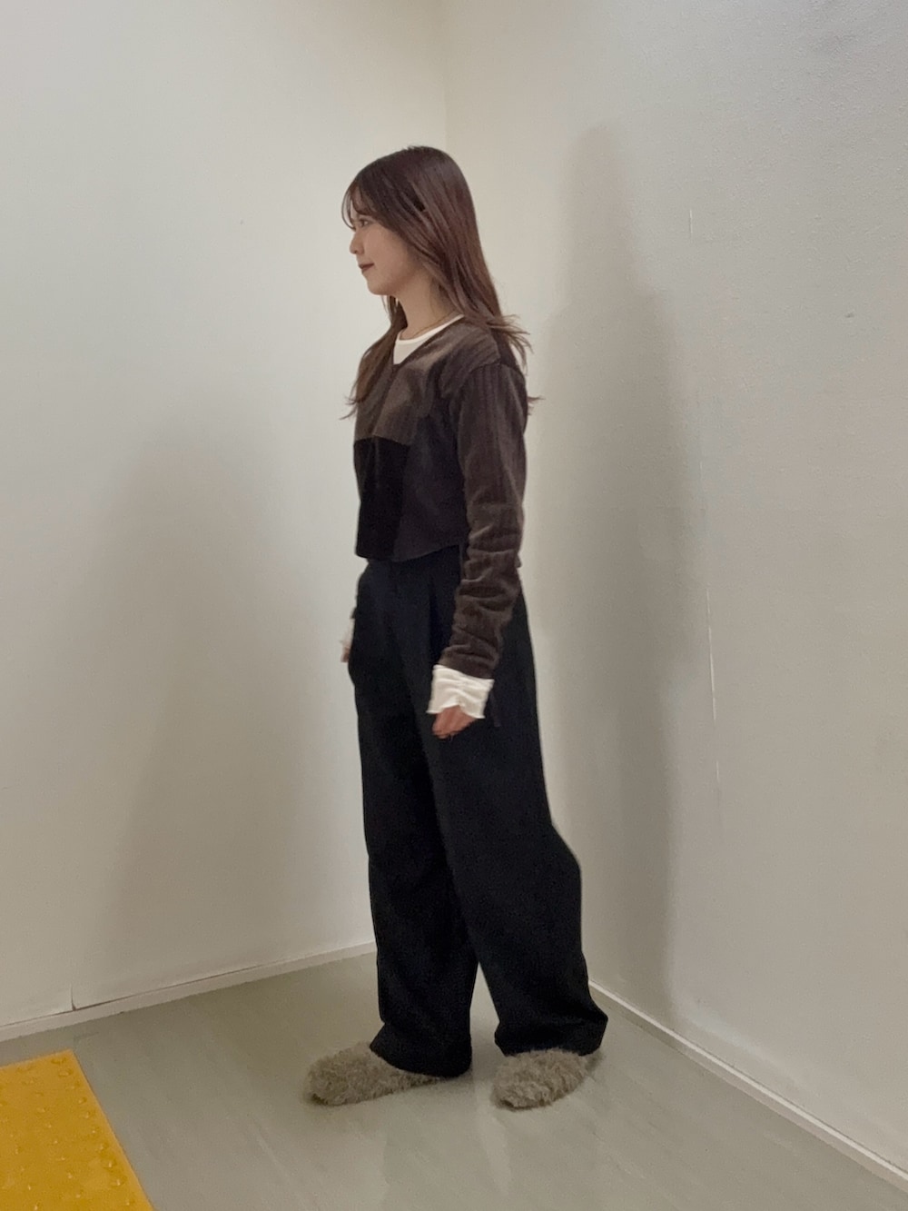 ホワイト系のTシャツ/カットソー、ブラウン系のカーディガン/ボレロ、ブラック系のその他パンツを着用したレディースの冬コーディネートの2枚目の写真