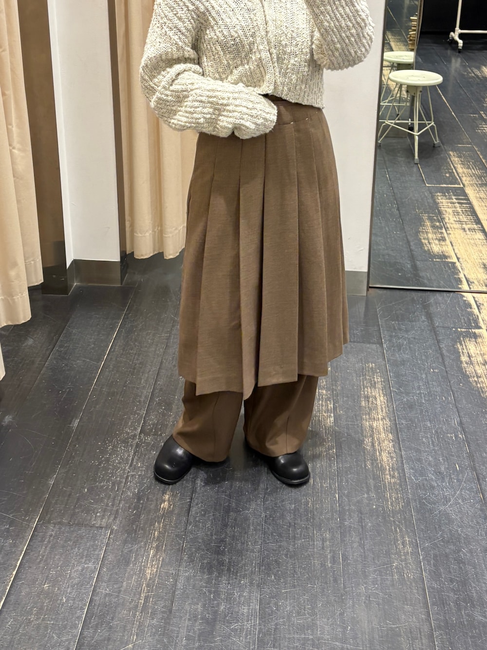 ホワイト系のニット/セーター、ブラウン系のスカート、ブラウン系のその他パンツを着用したレディースの秋コーディネートの4枚目の写真