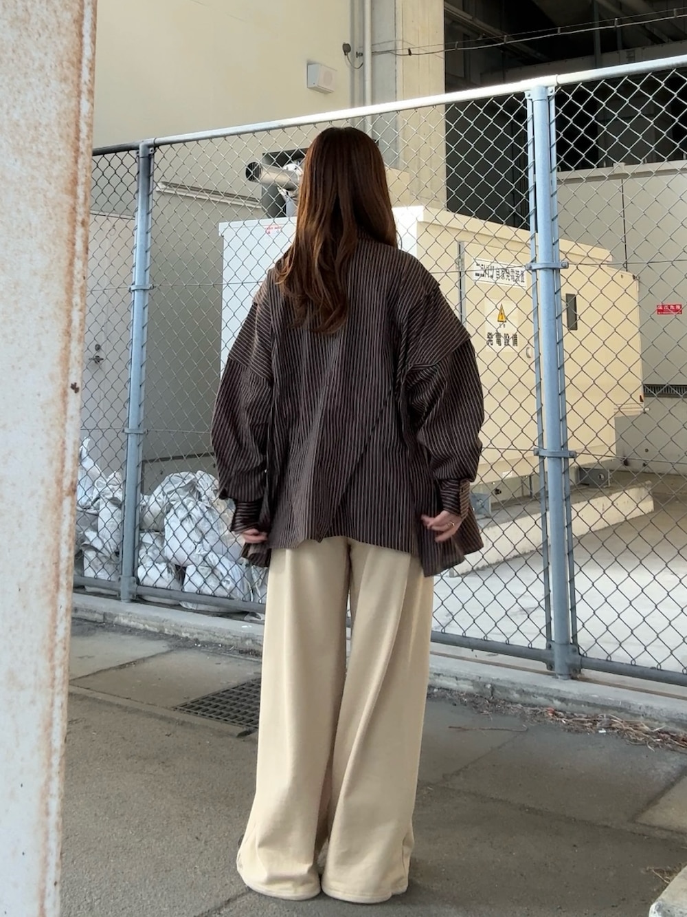 ブラウン系のシャツ/ブラウス、ベージュ系のその他パンツを着用したレディースの春コーディネートの3枚目の写真