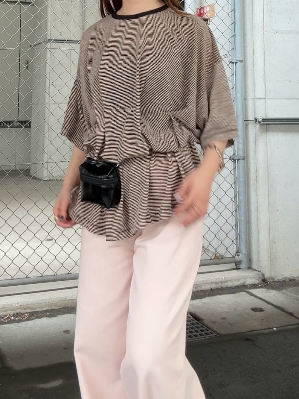 ブラック系のTシャツ/カットソー、ブラック系のショルダーバッグ、ピンク系のその他パンツを着用したレディースの夏コーディネートの4枚目の写真