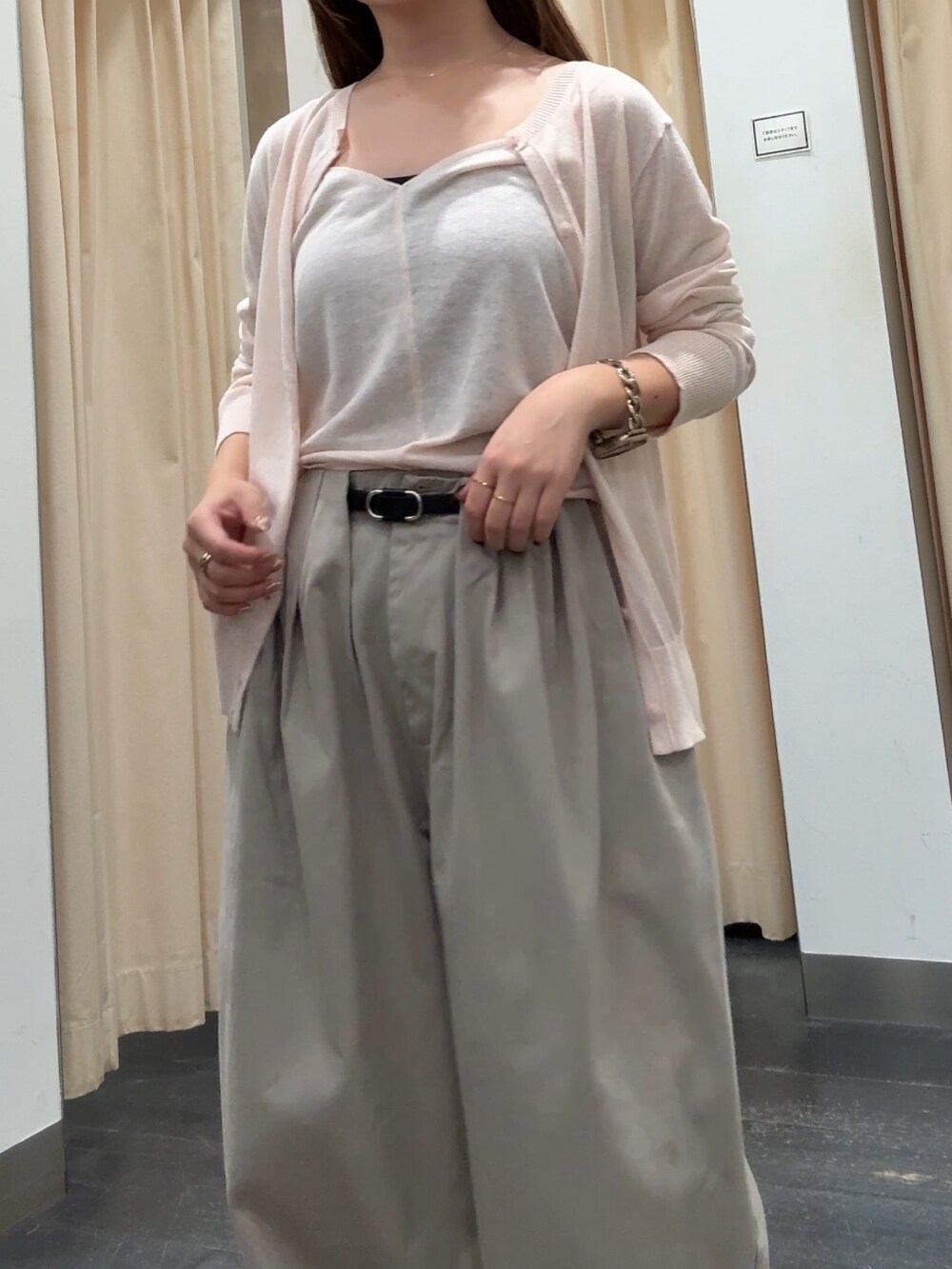 ピンク系のカーディガン/ボレロ、ベージュ系のその他パンツ、ブラウン系のその他シューズを着用したレディースの秋コーディネートの4枚目の写真