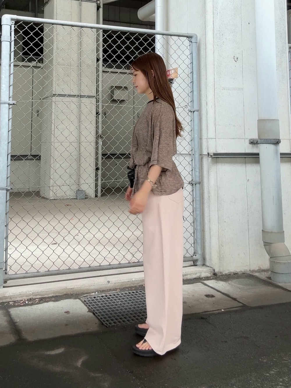 ブラック系のTシャツ/カットソー、ブラック系のショルダーバッグ、ピンク系のその他パンツを着用したレディースの夏コーディネートの2枚目の写真