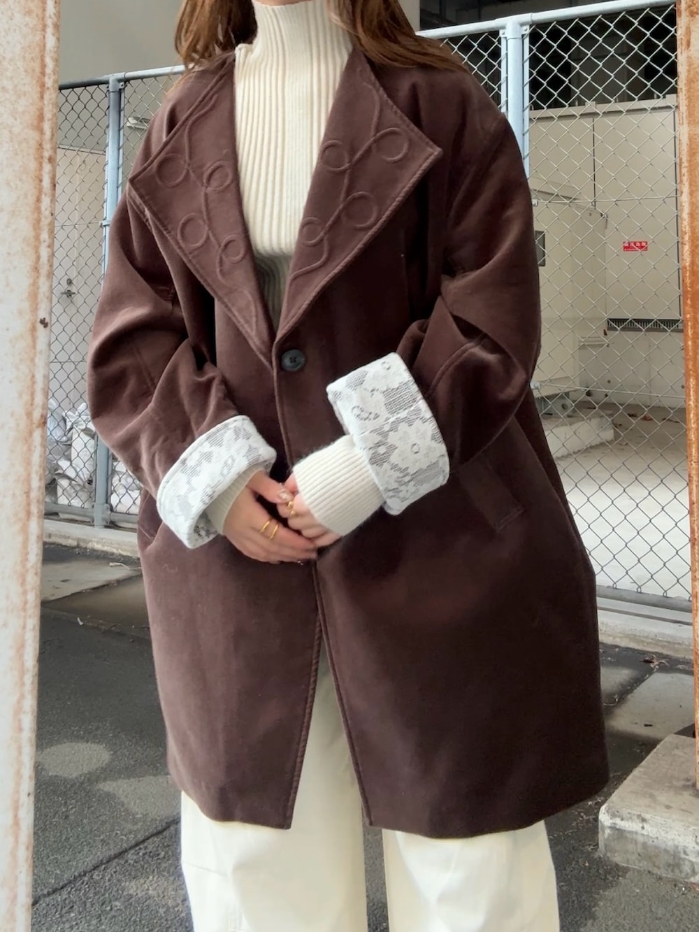 ホワイト系のニット/セーター、ブラウン系のその他アウター、ホワイト系のその他パンツを着用したレディースの秋コーディネートの4枚目の写真