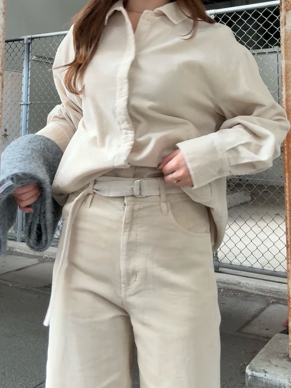 ホワイト系のシャツ/ブラウス、ホワイト系のその他パンツ、ブラック系のその他シューズを着用したレディースの秋コーディネートの4枚目の写真